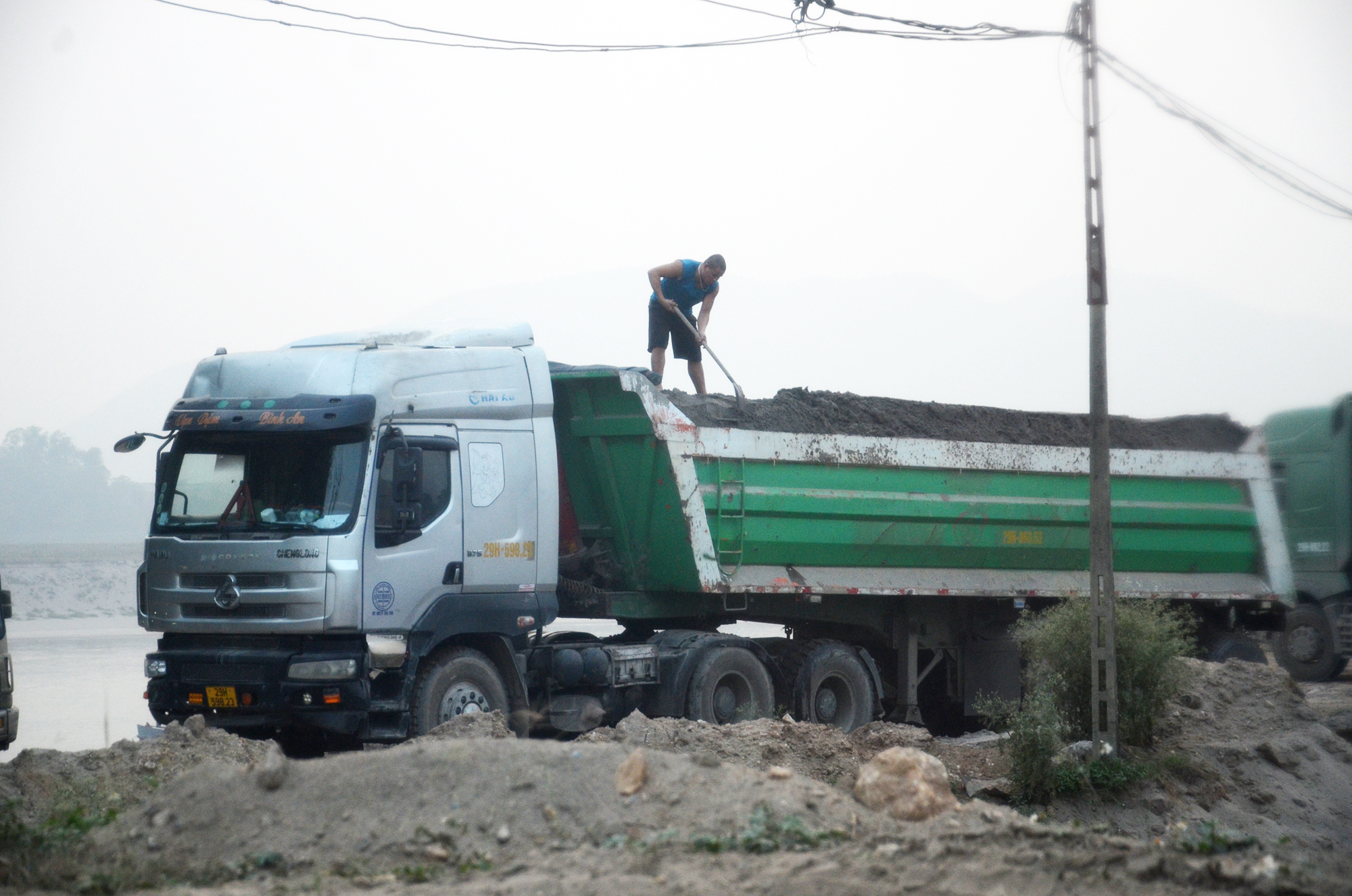 Xe chở cát quá tải từ bến không phép quần thảo vùng giáp ranh Hà Nội - Hòa Bình- Ảnh 2.
