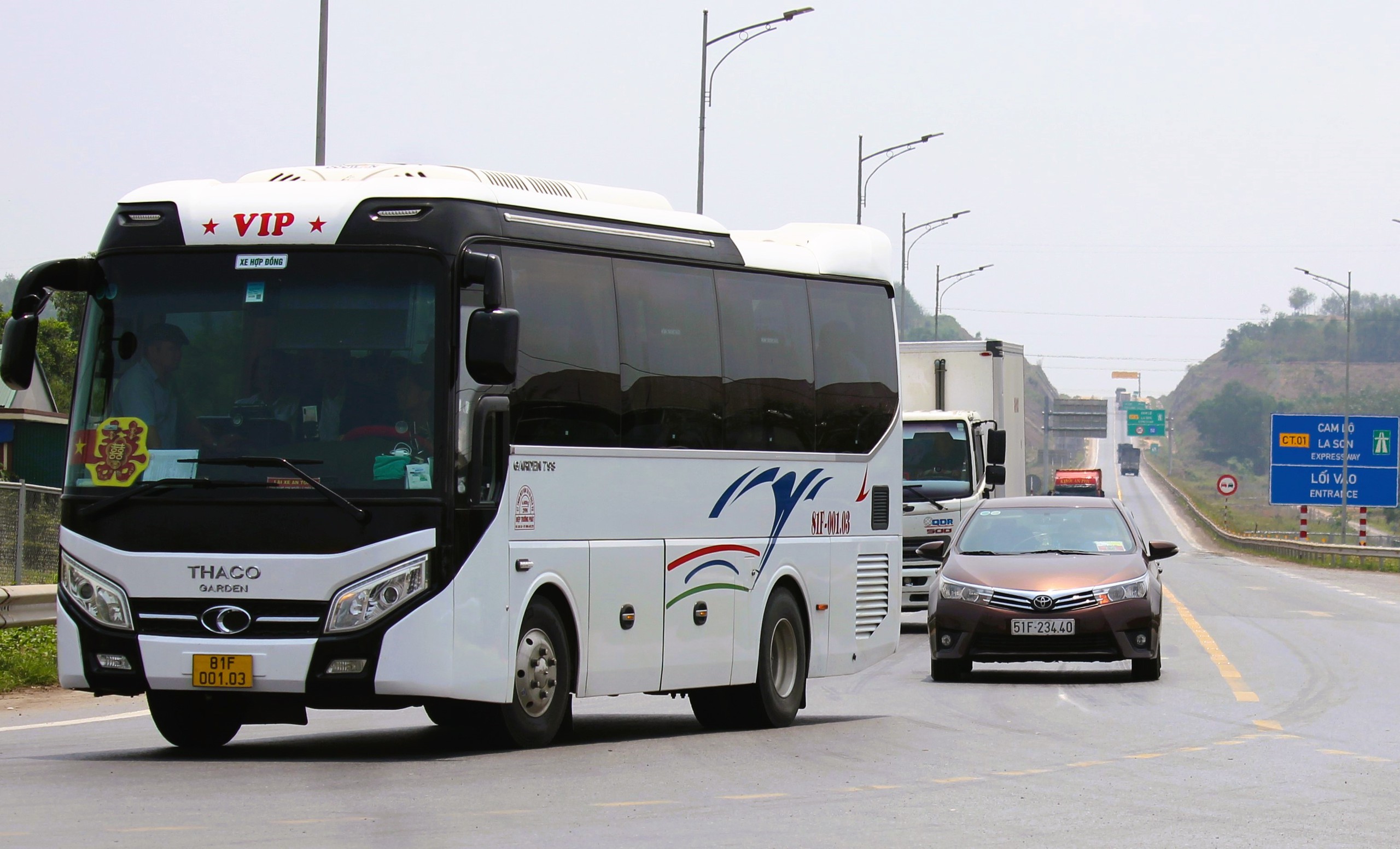 Khẩn trương lắp đặt biển báo các loại xe không được vào cao tốc Cam Lộ - La Sơn- Ảnh 1.