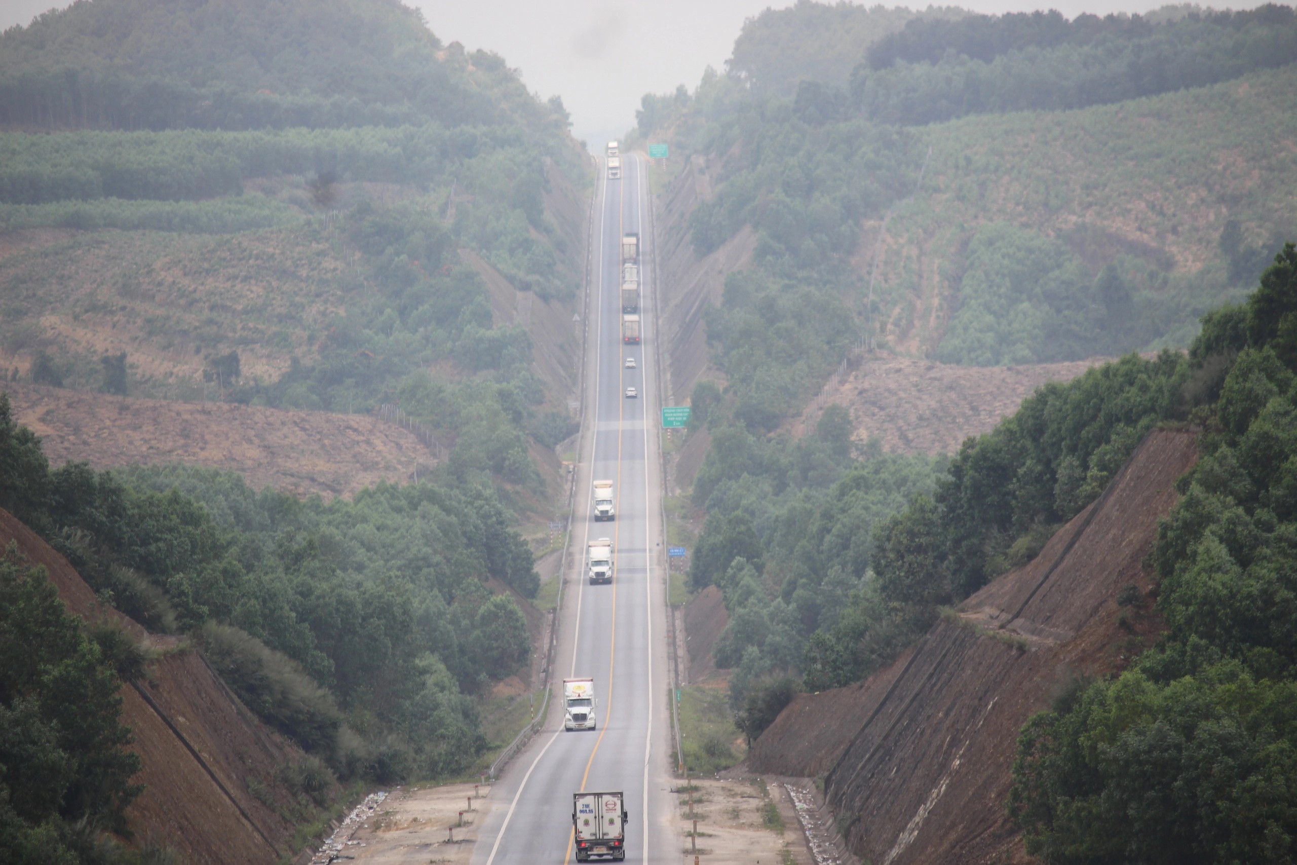 Khẩn trương lắp đặt biển báo các loại xe không được vào cao tốc Cam Lộ - La Sơn- Ảnh 3.