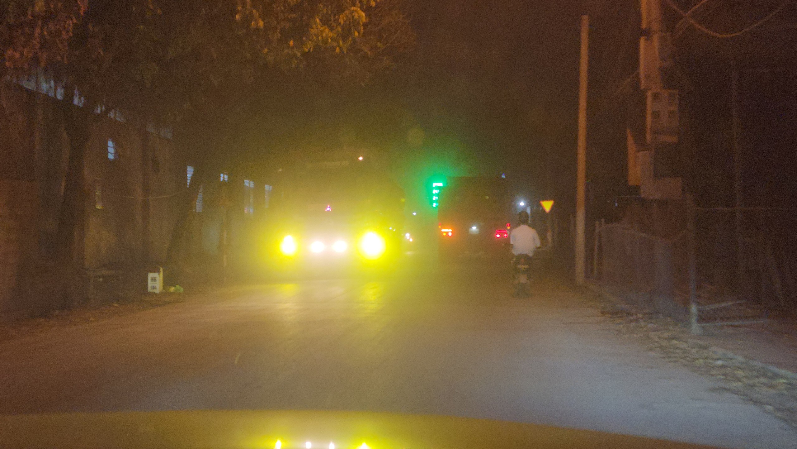 Xe chở đất có ngọn nghênh ngang diễu phố, qua mặt CSGT Điện Biên- Ảnh 7.
