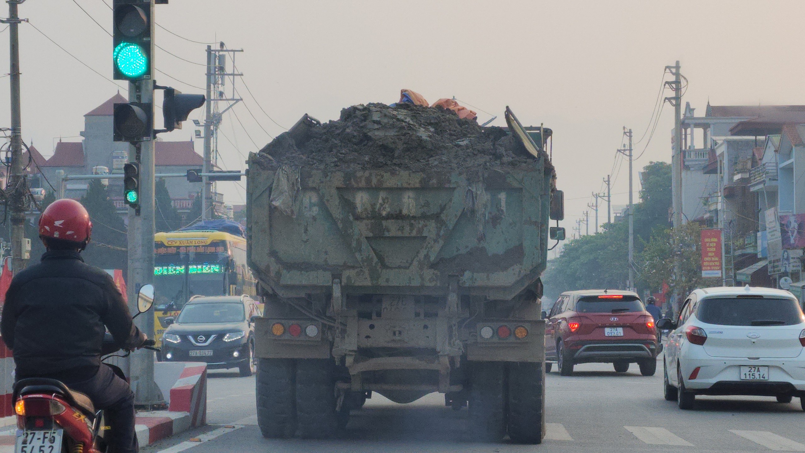 Xe chở đất có ngọn nghênh ngang diễu phố, qua mặt CSGT Điện Biên- Ảnh 4.