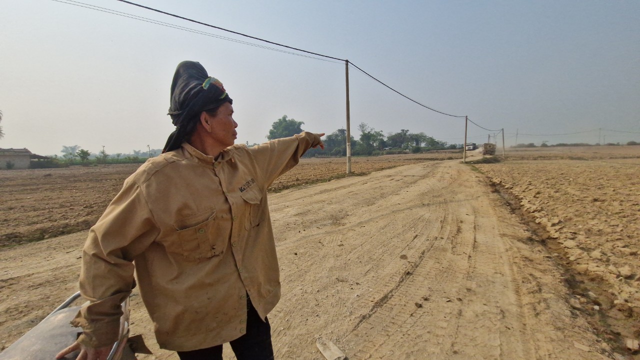 Xe chở đất có ngọn nghênh ngang diễu phố, qua mặt CSGT Điện Biên- Ảnh 15.