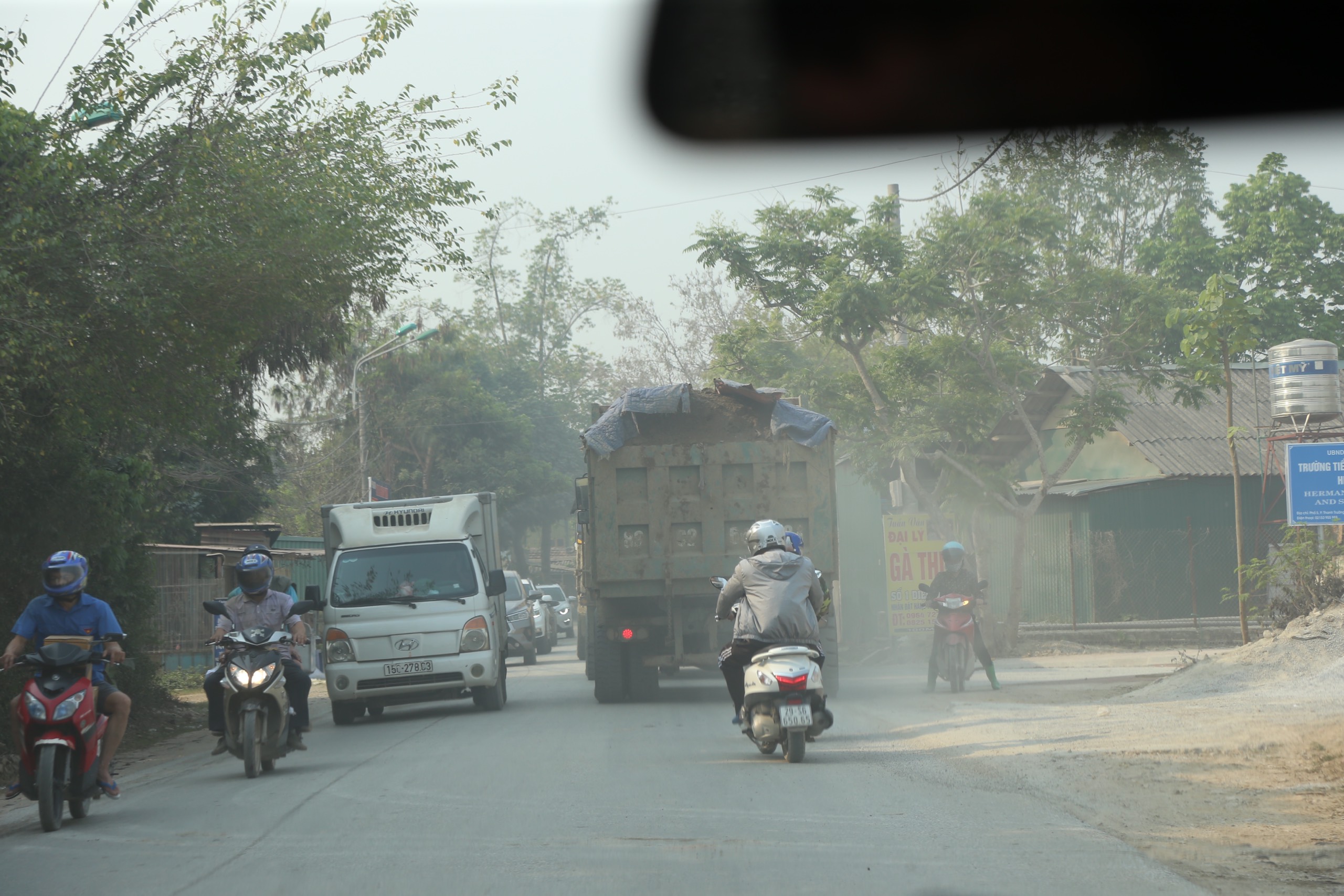 Xe chở đất có ngọn nghênh ngang diễu phố, qua mặt CSGT Điện Biên- Ảnh 6.