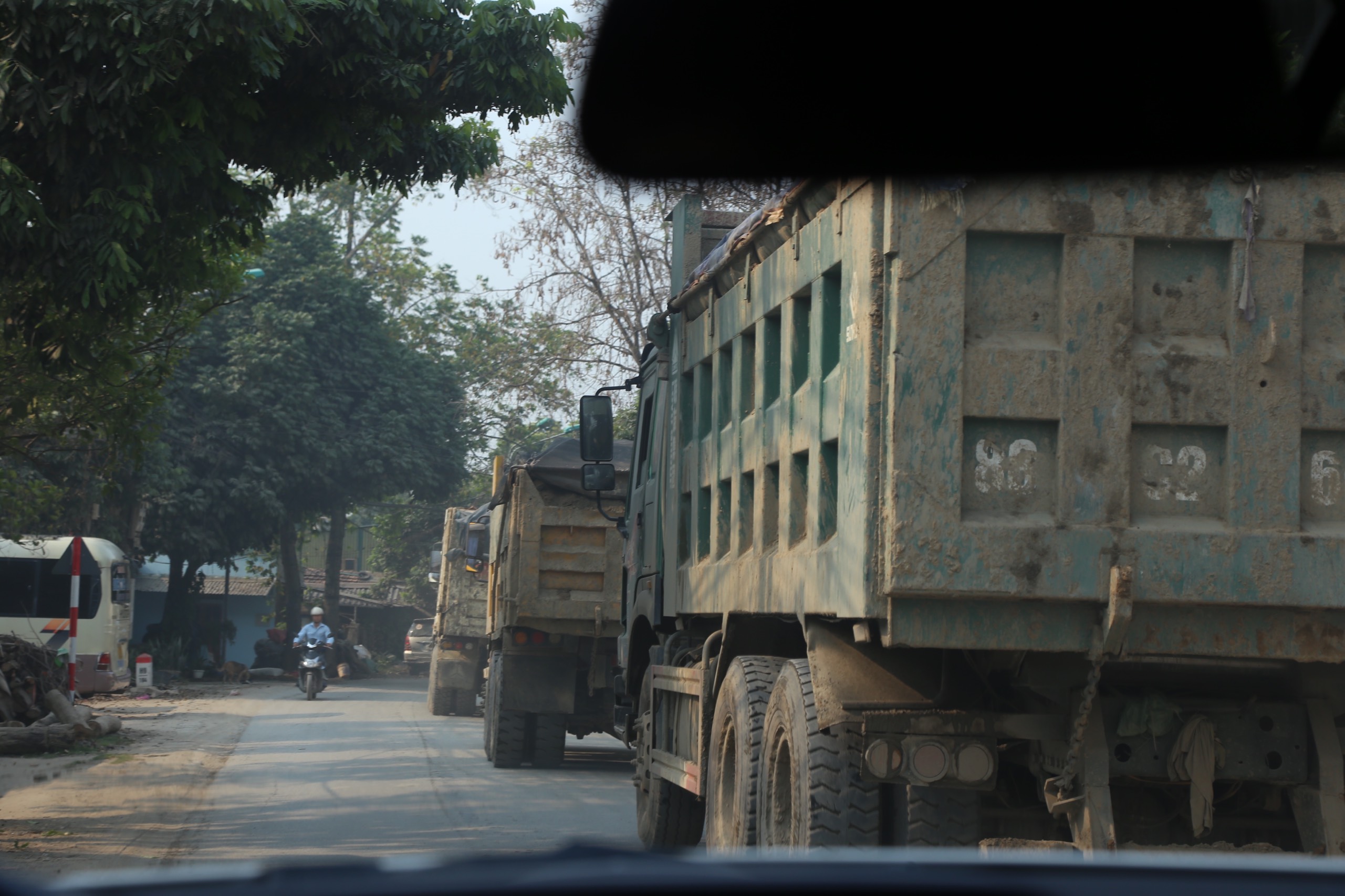 Xe chở đất có ngọn nghênh ngang diễu phố, qua mặt CSGT Điện Biên- Ảnh 5.
