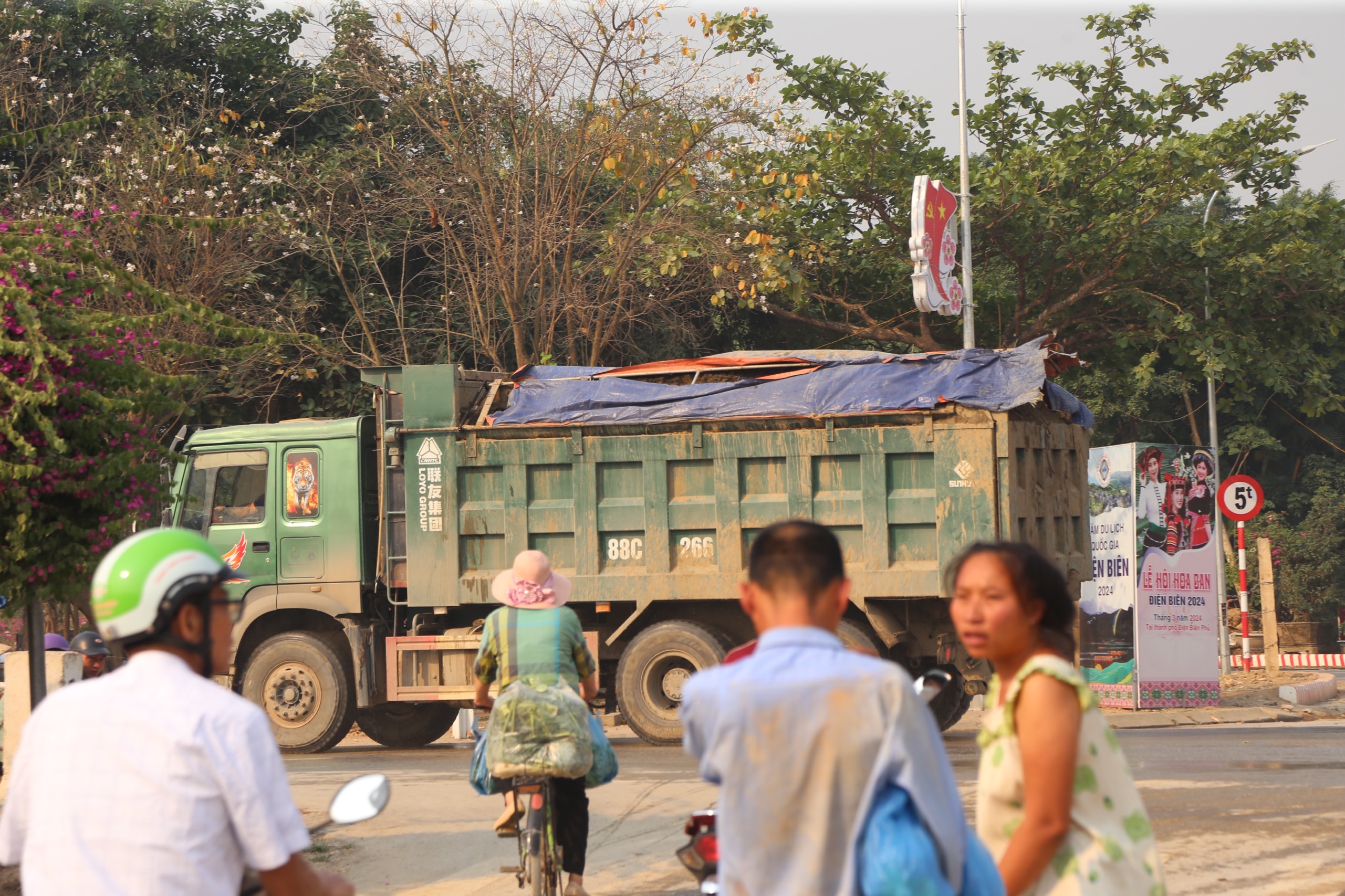 Xe chở đất có ngọn nghênh ngang diễu phố, qua mặt CSGT Điện Biên- Ảnh 3.