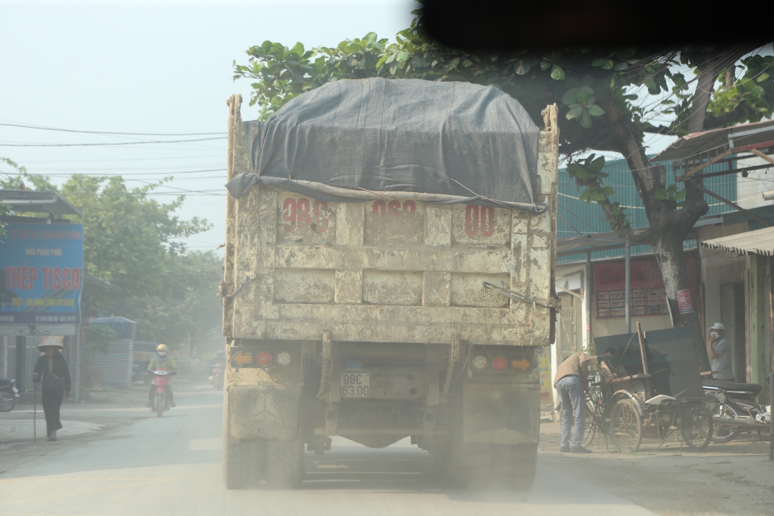 Xe chở đất có ngọn nghênh ngang diễu phố, qua mặt CSGT Điện Biên- Ảnh 8.