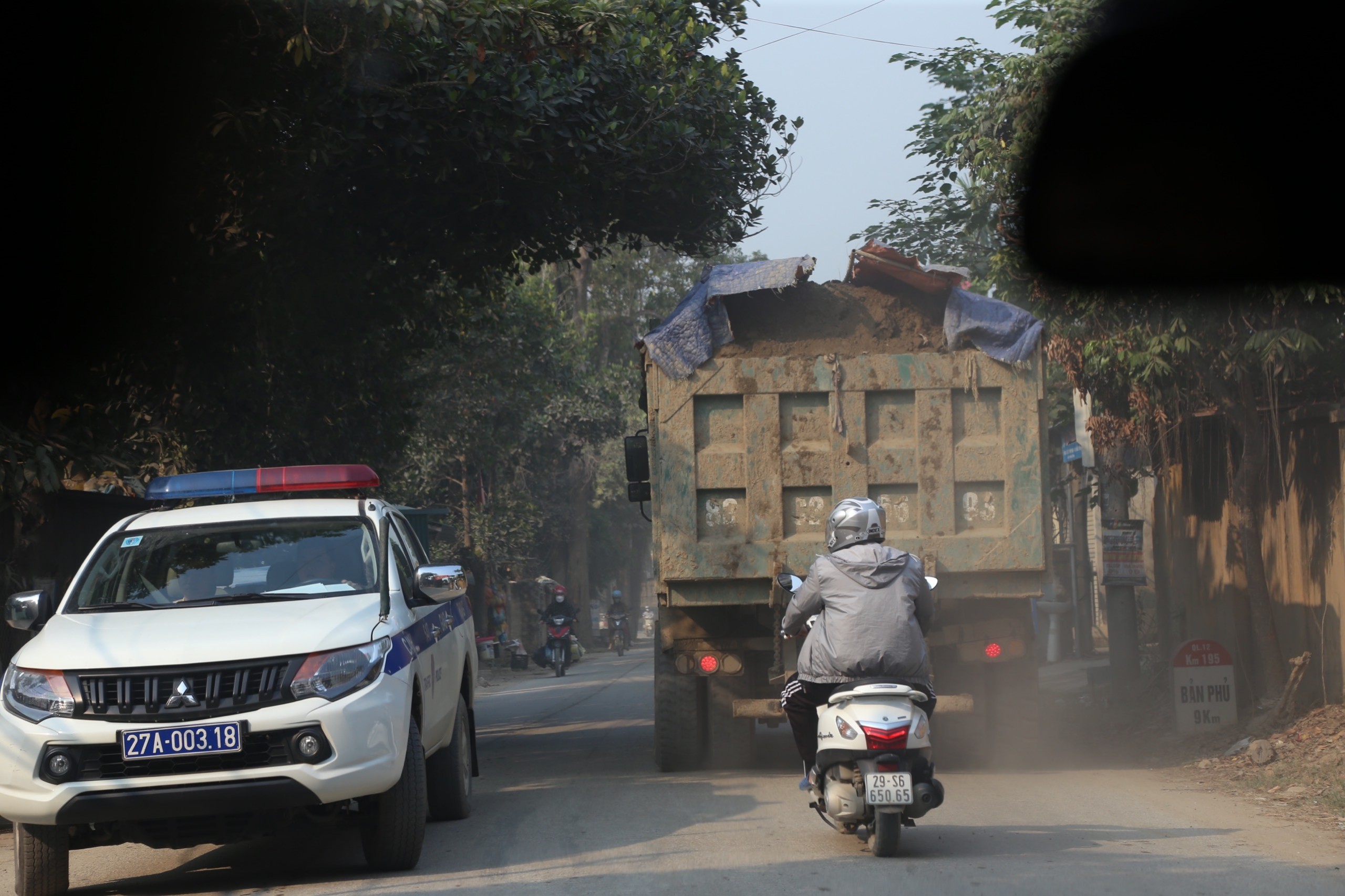 Xe chở đất có ngọn nghênh ngang diễu phố, qua mặt CSGT Điện Biên- Ảnh 1.