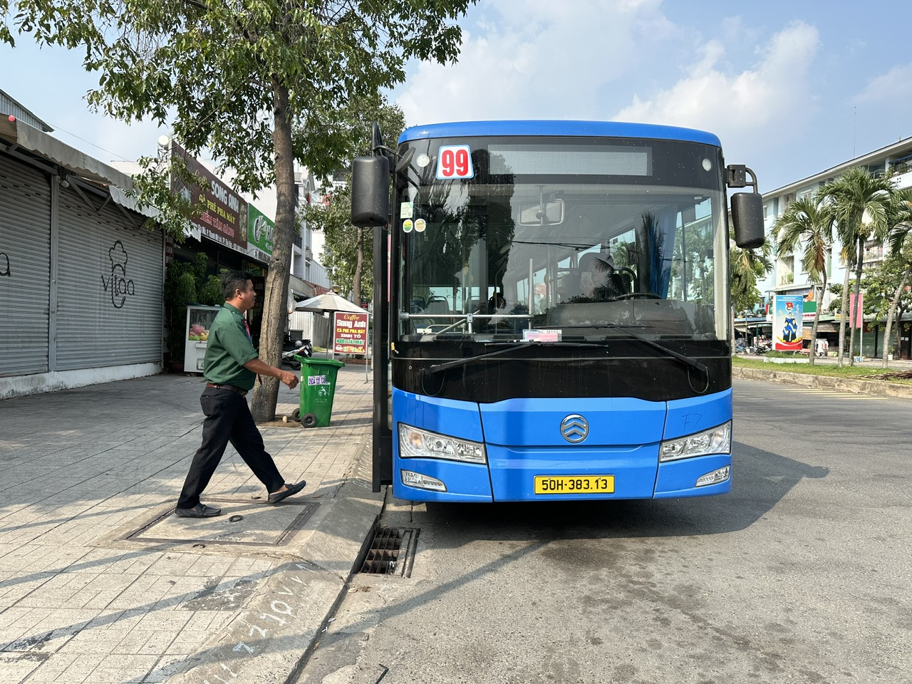 Hành khách hài lòng khi trải nghiệm xe buýt mới ở TP.HCM- Ảnh 1.