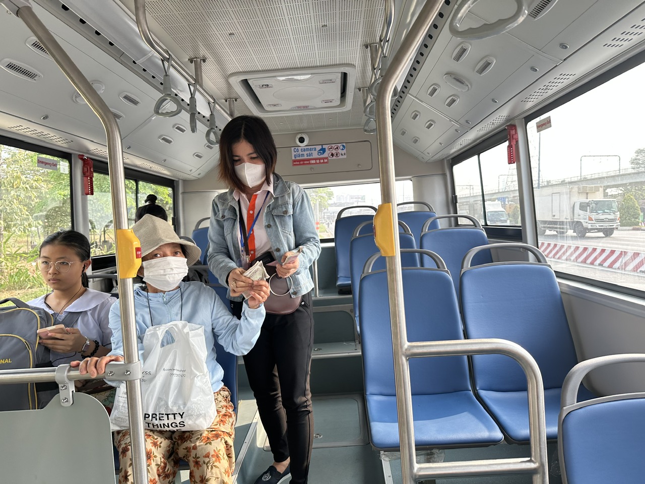 Hành khách hài lòng khi trải nghiệm xe buýt mới ở TP.HCM- Ảnh 2.