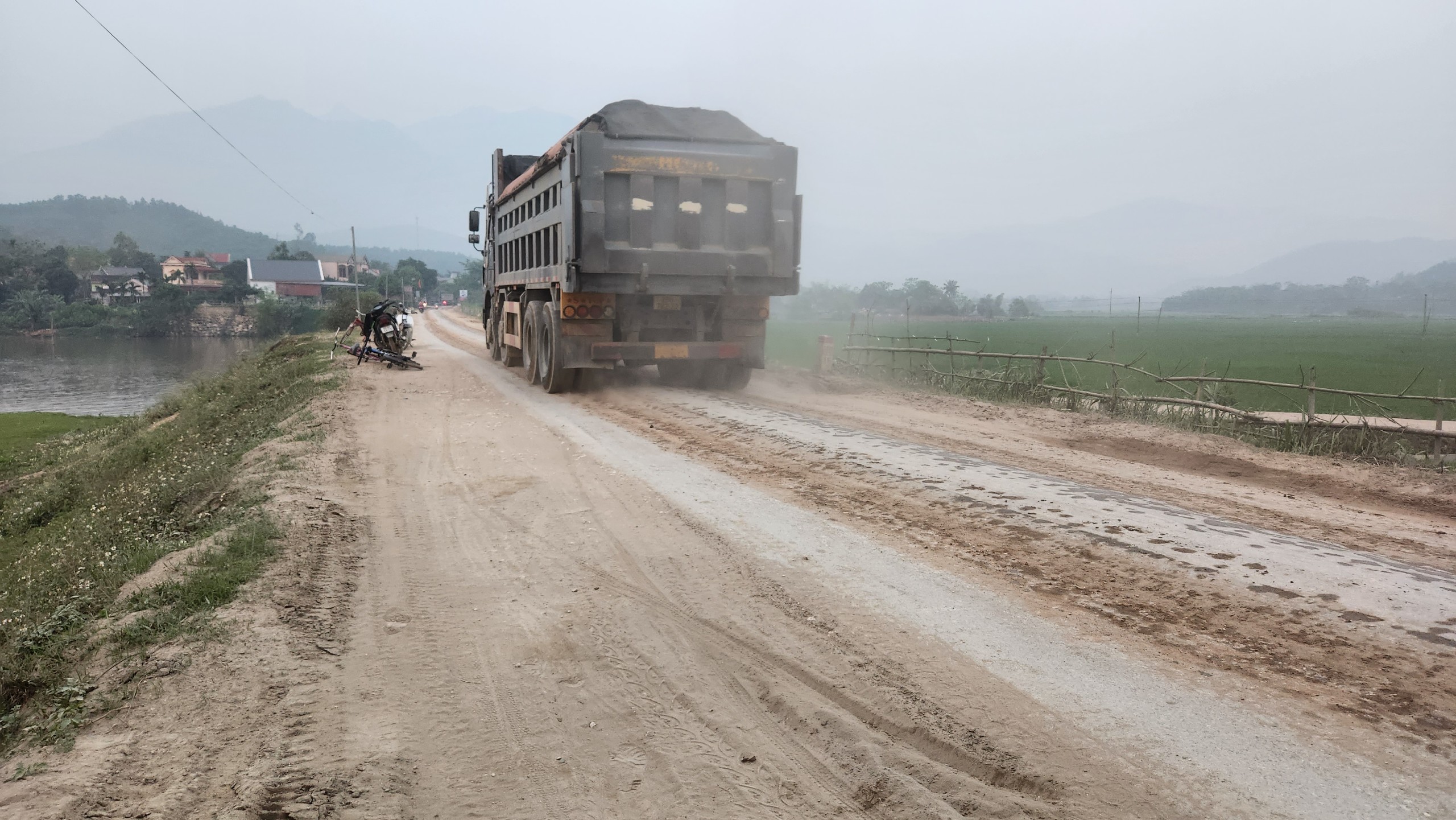 Xe chở cát quá tải từ bến không phép quần thảo vùng giáp ranh Hà Nội - Hòa Bình- Ảnh 4.