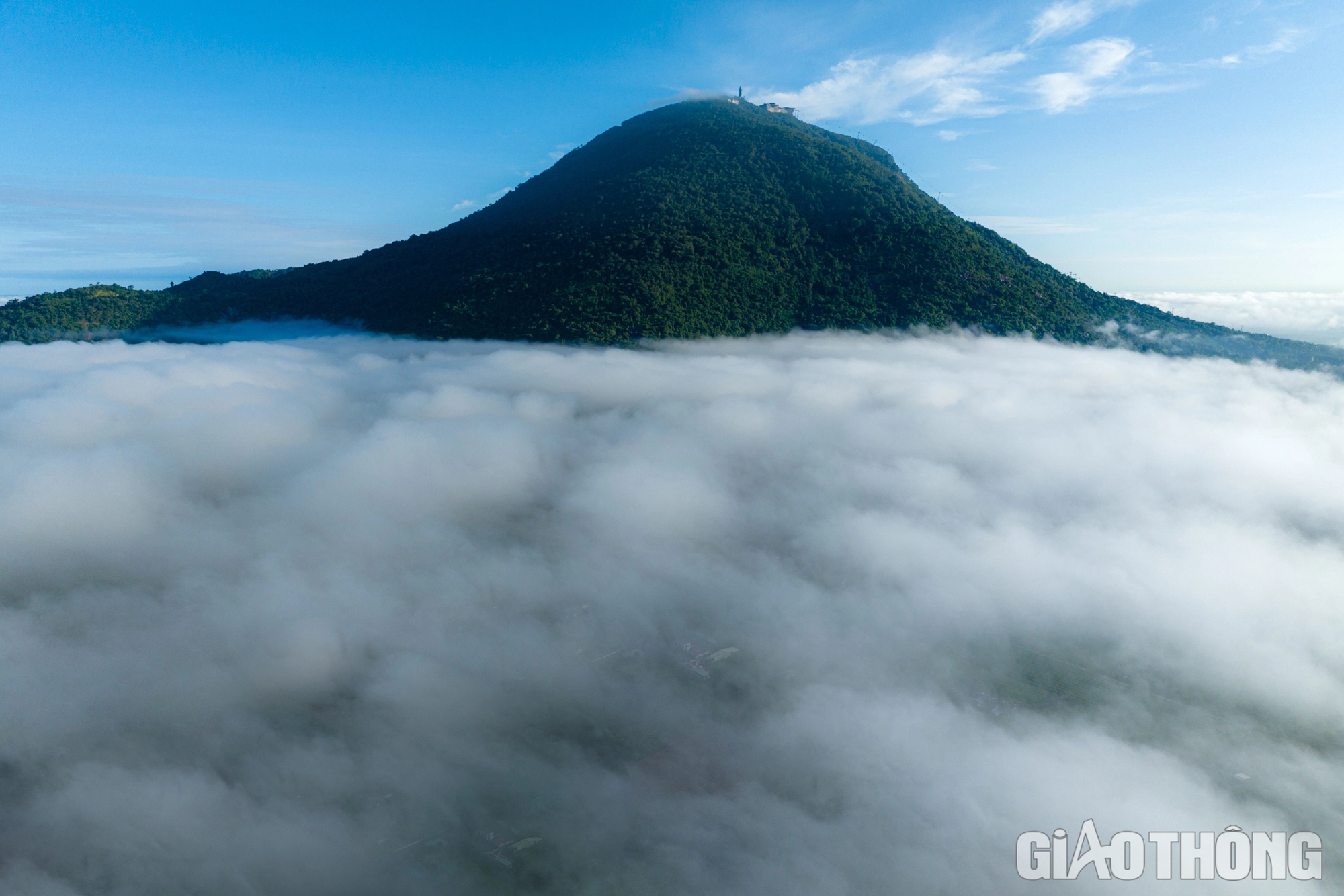 Khoảnh khắc mây phủ huyền ảo trên đỉnh núi Bà Đen Tây Ninh- Ảnh 1.