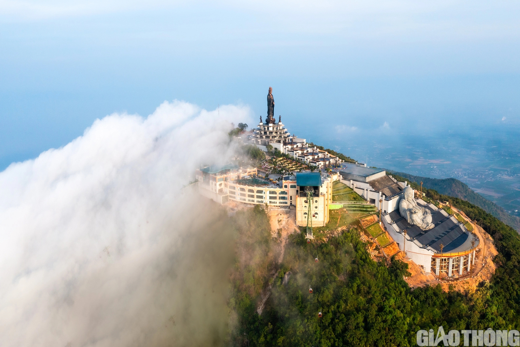 Khoảnh khắc mây phủ huyền ảo trên đỉnh núi Bà Đen Tây Ninh- Ảnh 2.