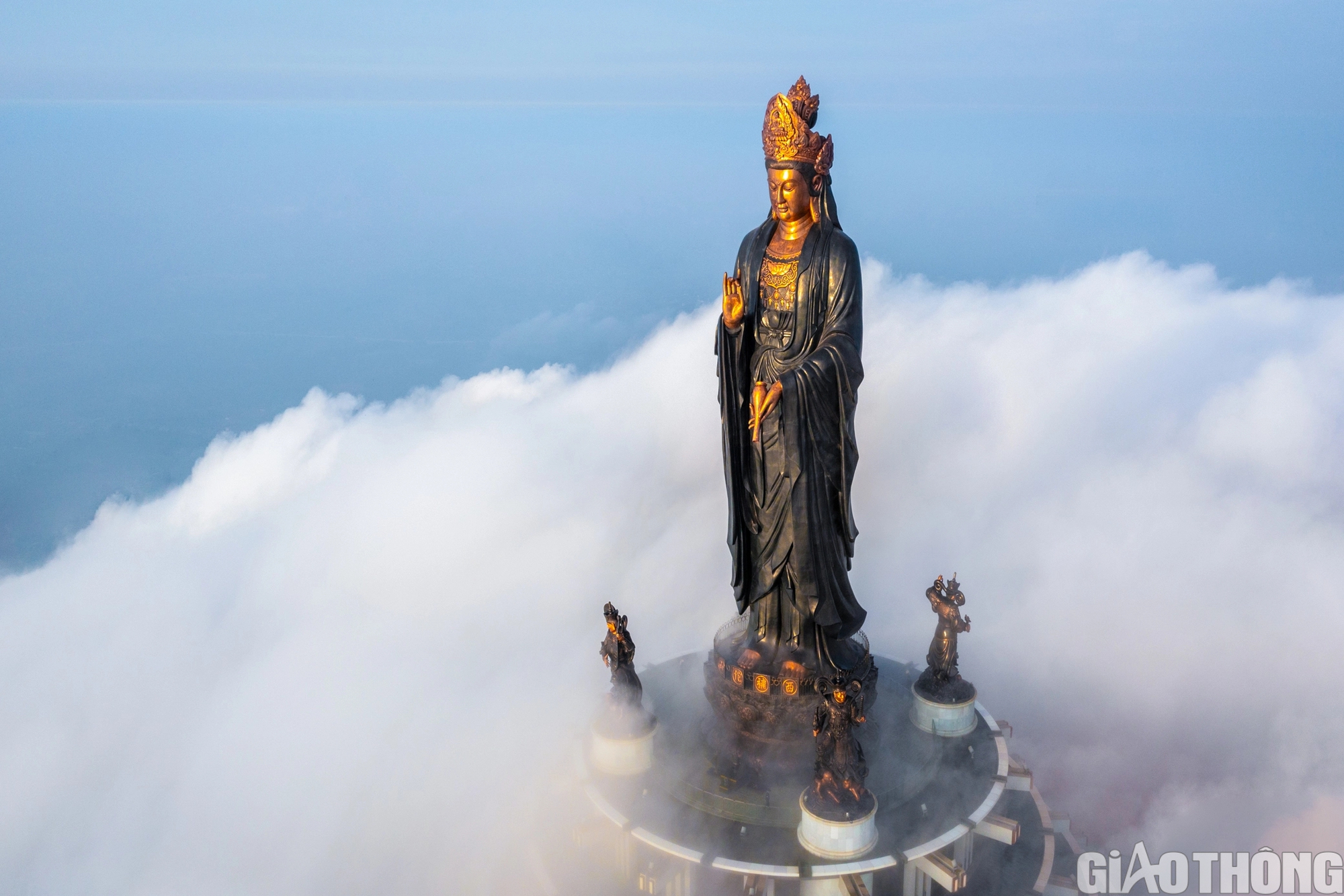 Khoảnh khắc mây phủ huyền ảo trên đỉnh núi Bà Đen Tây Ninh- Ảnh 3.