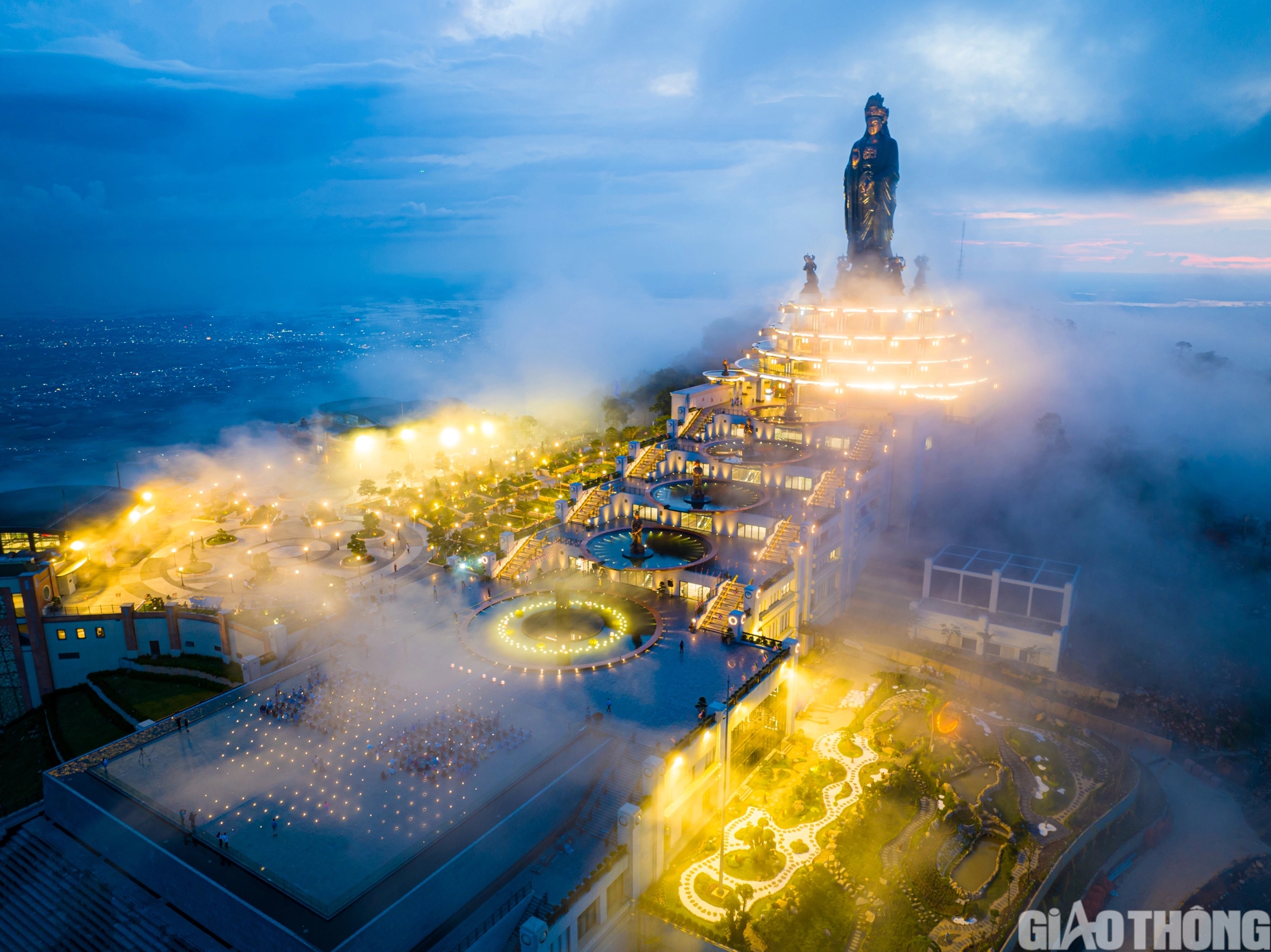 Khoảnh khắc mây phủ huyền ảo trên đỉnh núi Bà Đen Tây Ninh- Ảnh 6.