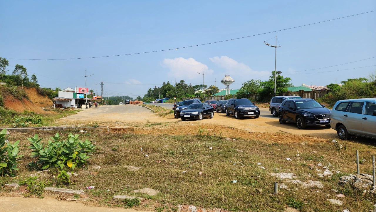 Nhiều dự án giao thông trọng điểm ở Quảng Ngãi khó cán đích- Ảnh 2.