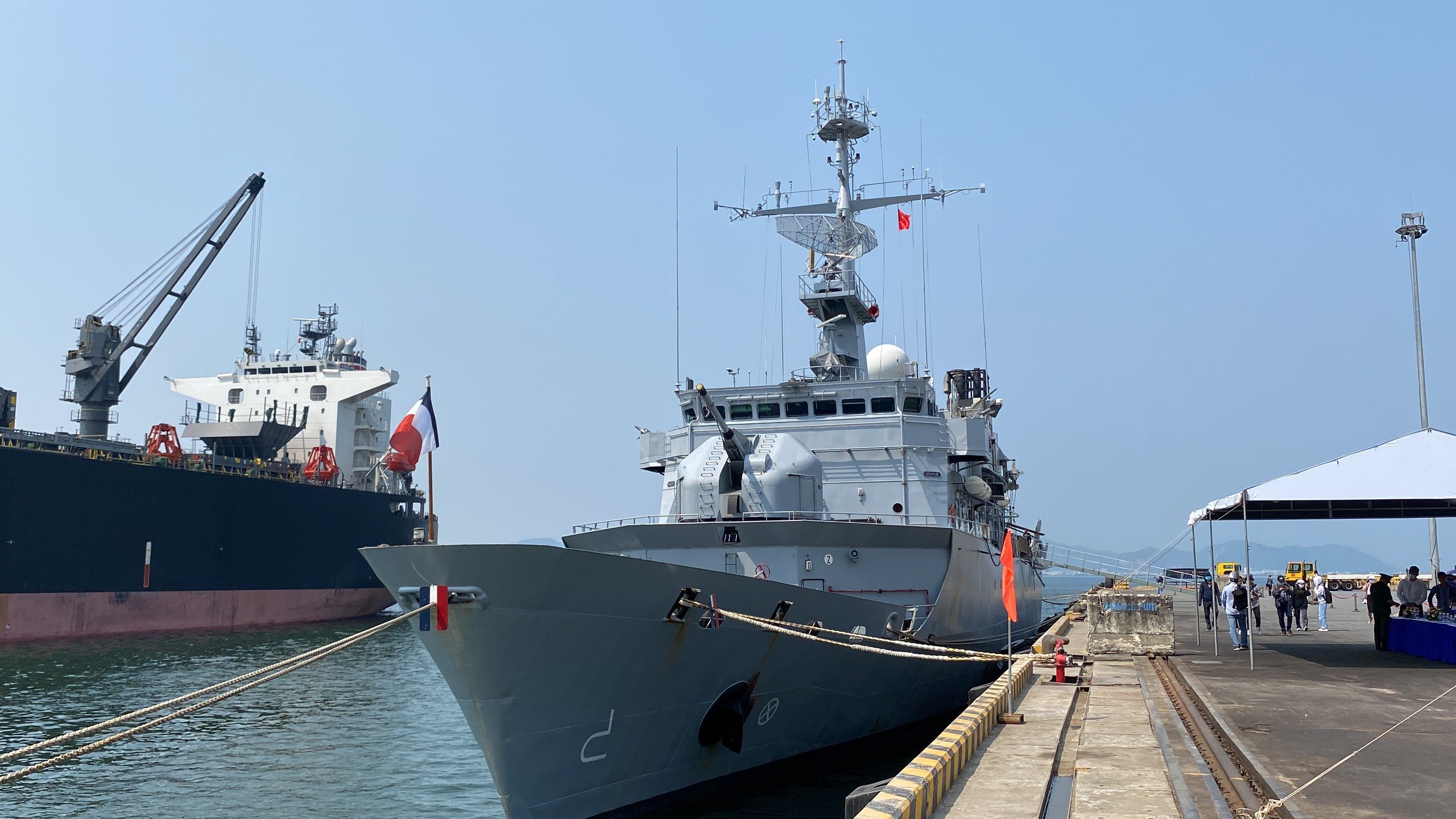 Cận cảnh tàu Hải quân Pháp vừa cập cảng Tiên Sa- Ảnh 1.