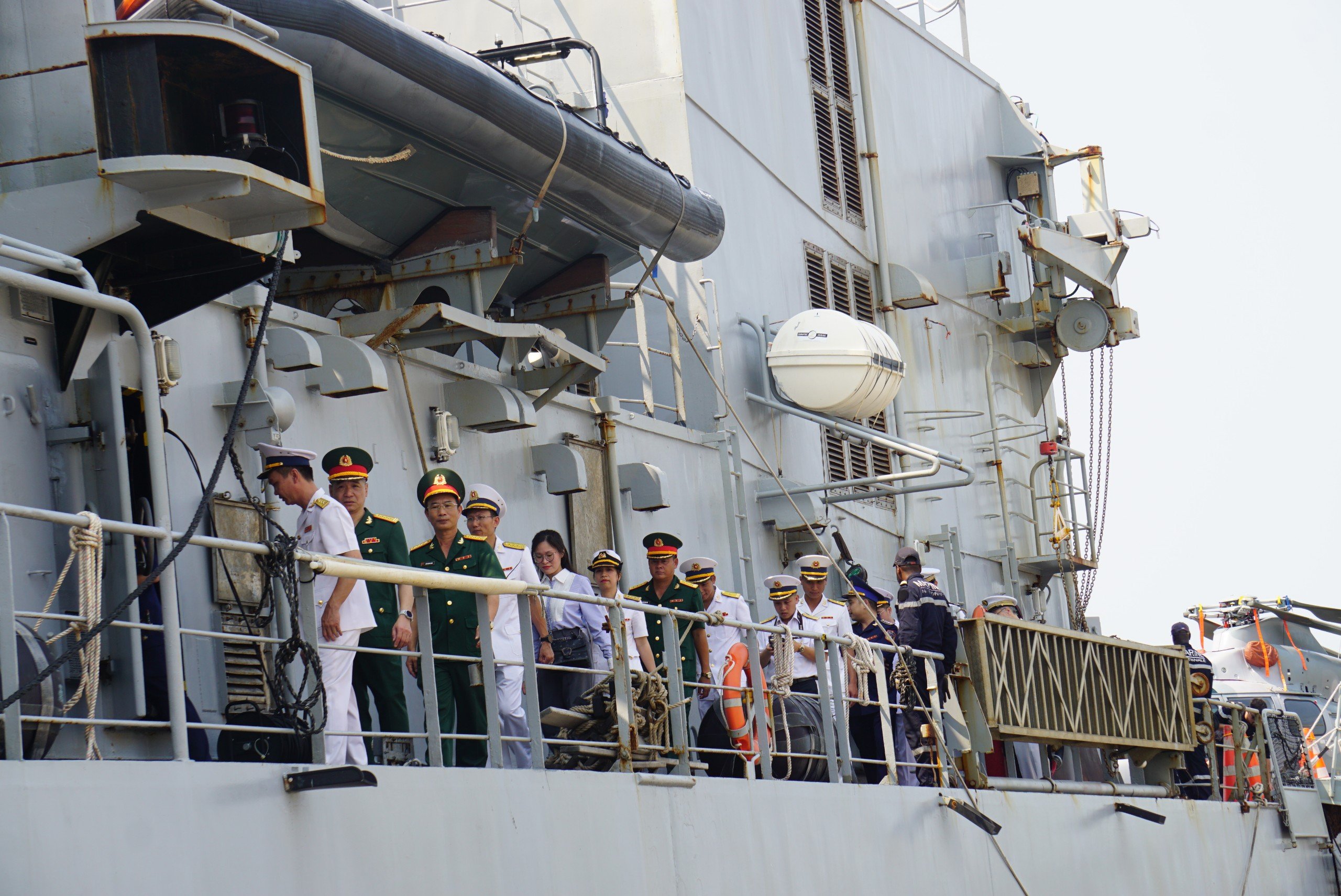 Cận cảnh tàu Hải quân Pháp vừa cập cảng Tiên Sa- Ảnh 2.