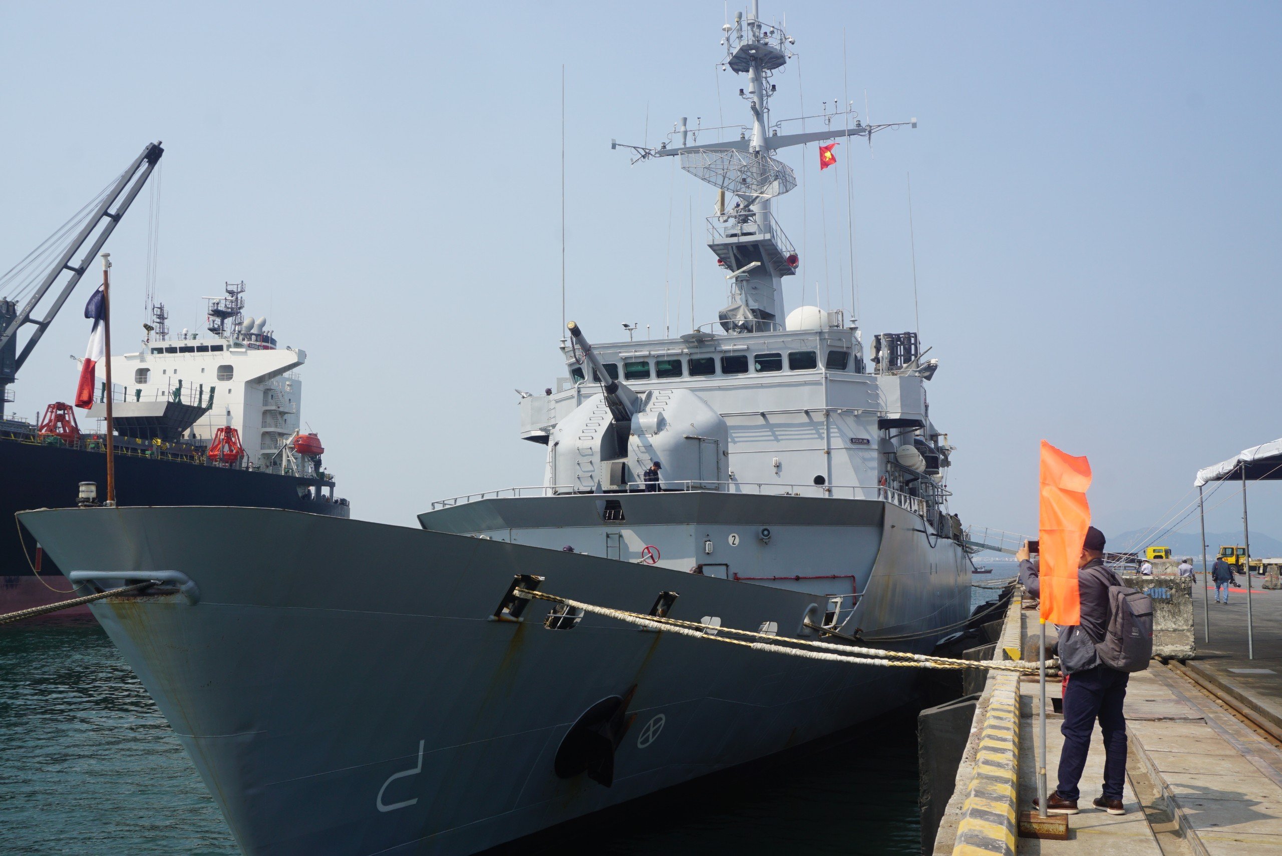 Cận cảnh tàu Hải quân Pháp vừa cập cảng Tiên Sa- Ảnh 8.
