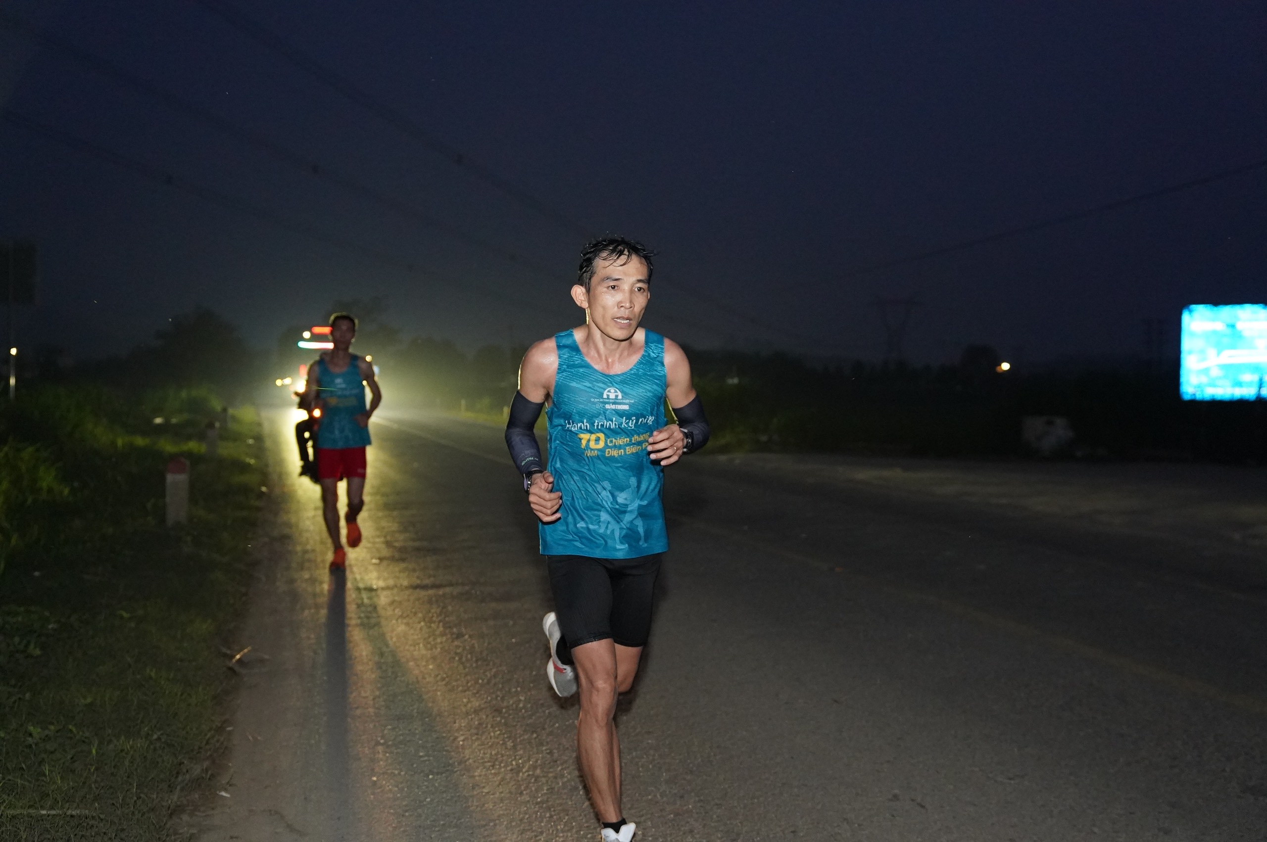 Giải Marathon Vì An toàn giao thông: Chạy 70 giờ xuyên đêm, vượt dốc đến Điện Biên- Ảnh 2.