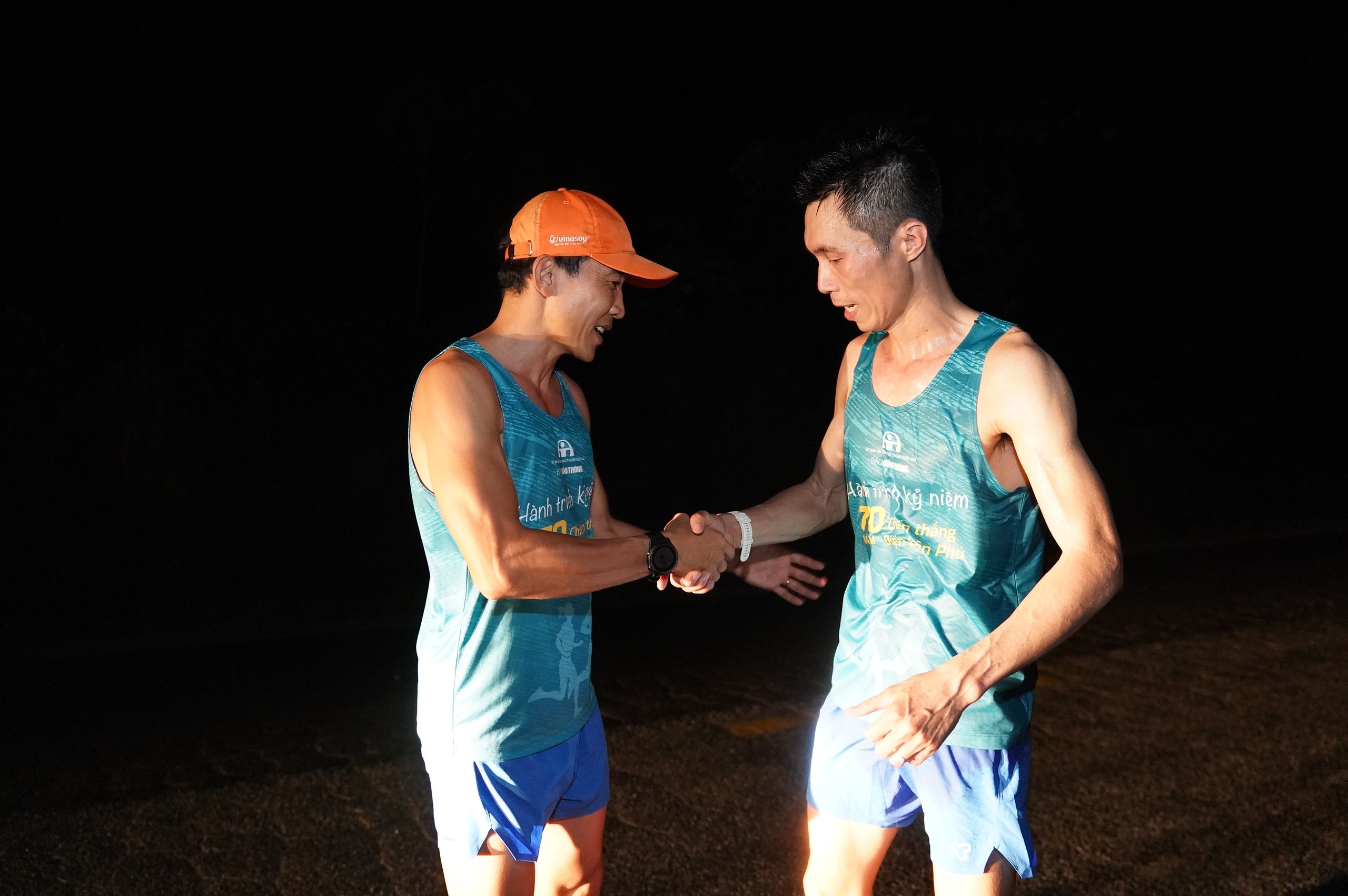 Giải Marathon Vì An toàn giao thông: Chạy 70 giờ xuyên đêm, vượt dốc đến Điện Biên- Ảnh 4.
