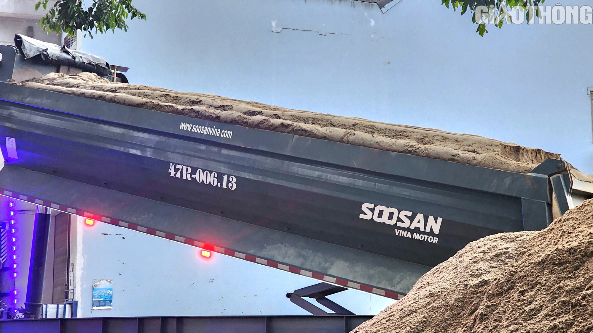 Xe chở cát quá tải lộng hành ở Đắk Lắk: CSGT đang xác minh, xử lý- Ảnh 6.
