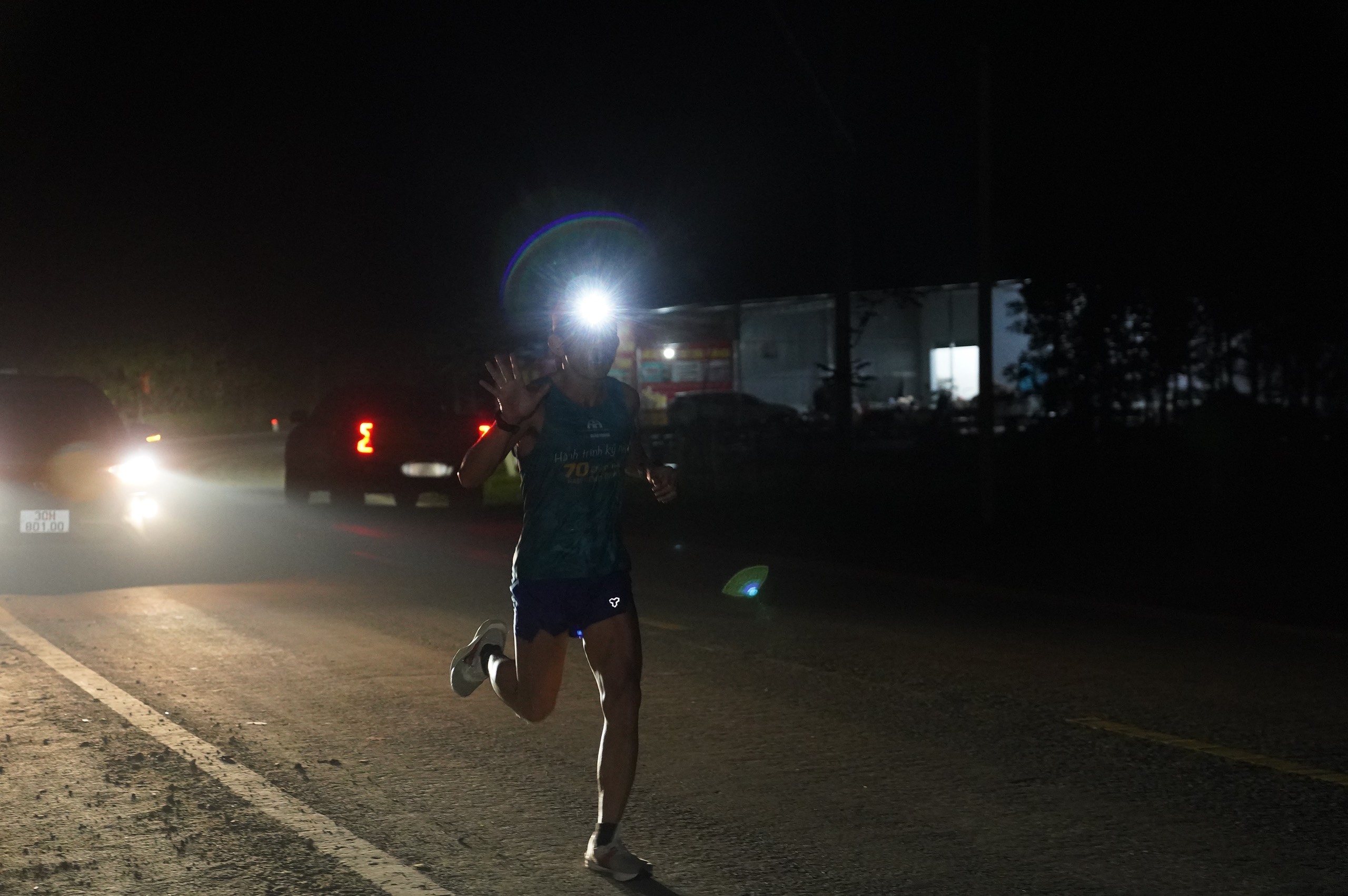 Giải Marathon Vì An toàn giao thông: Chạy 70 giờ xuyên đêm, vượt dốc đến Điện Biên- Ảnh 3.