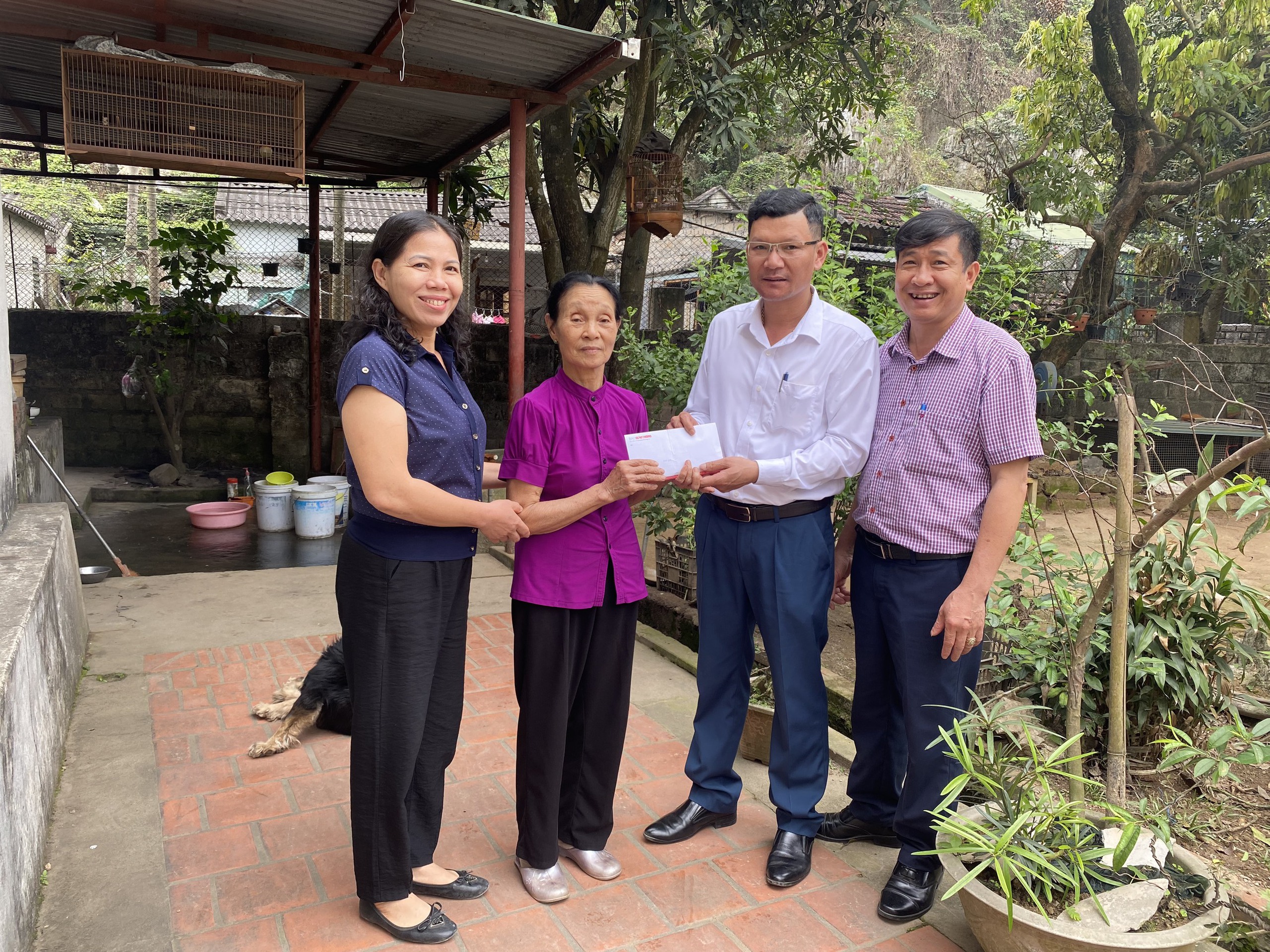 Báo Giao thông trao hơn 40 triệu đồng hỗ trợ 3 gia đình nạn nhân TNGT ở Quảng Ninh- Ảnh 1.