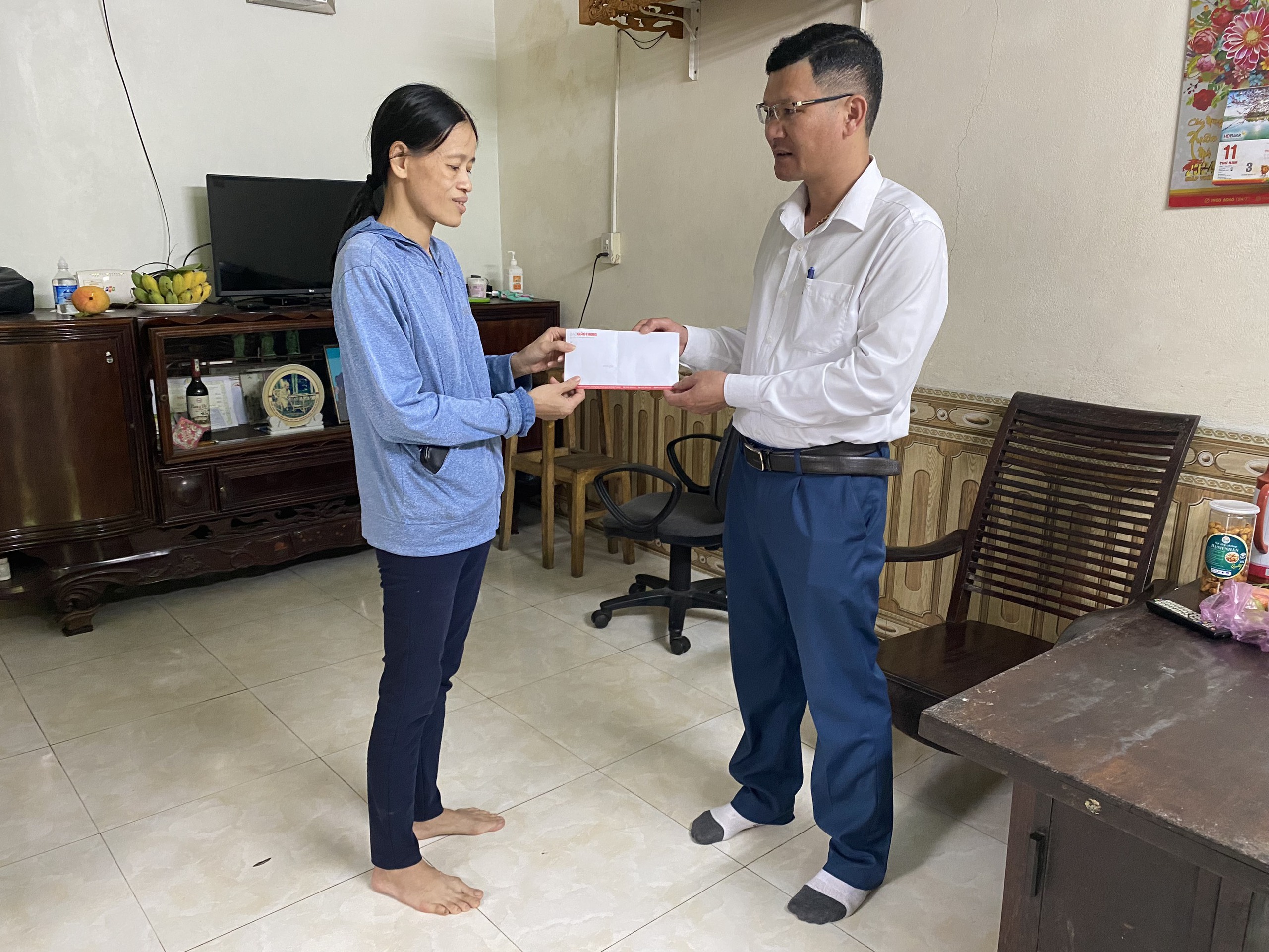 Báo Giao thông trao hơn 40 triệu đồng hỗ trợ 3 gia đình nạn nhân TNGT ở Quảng Ninh- Ảnh 2.