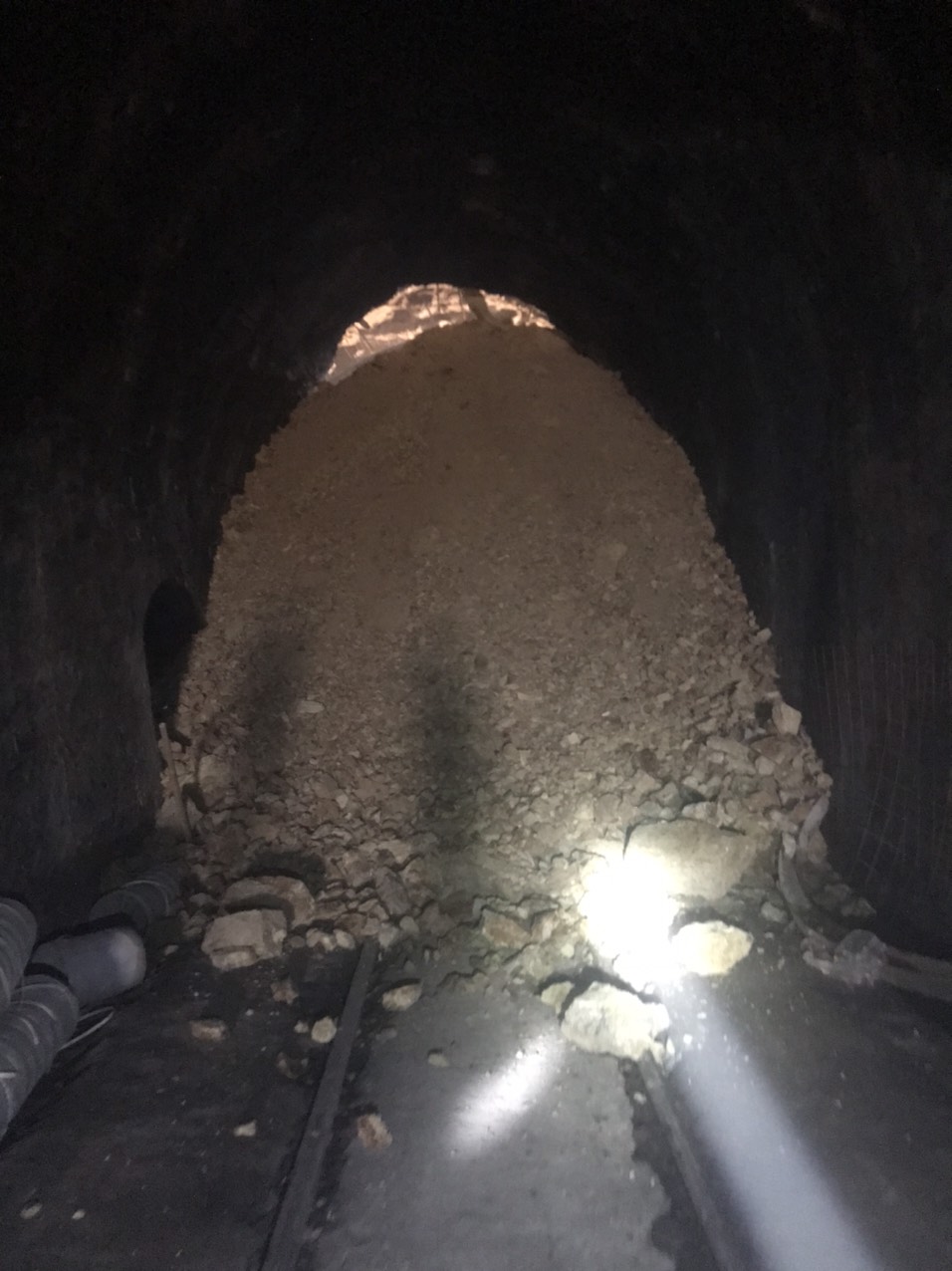 Khẩn trương khắc phục sạt lở hầm đường sắt qua đèo Cả, nối Phú Yên và Khánh Hòa- Ảnh 2.