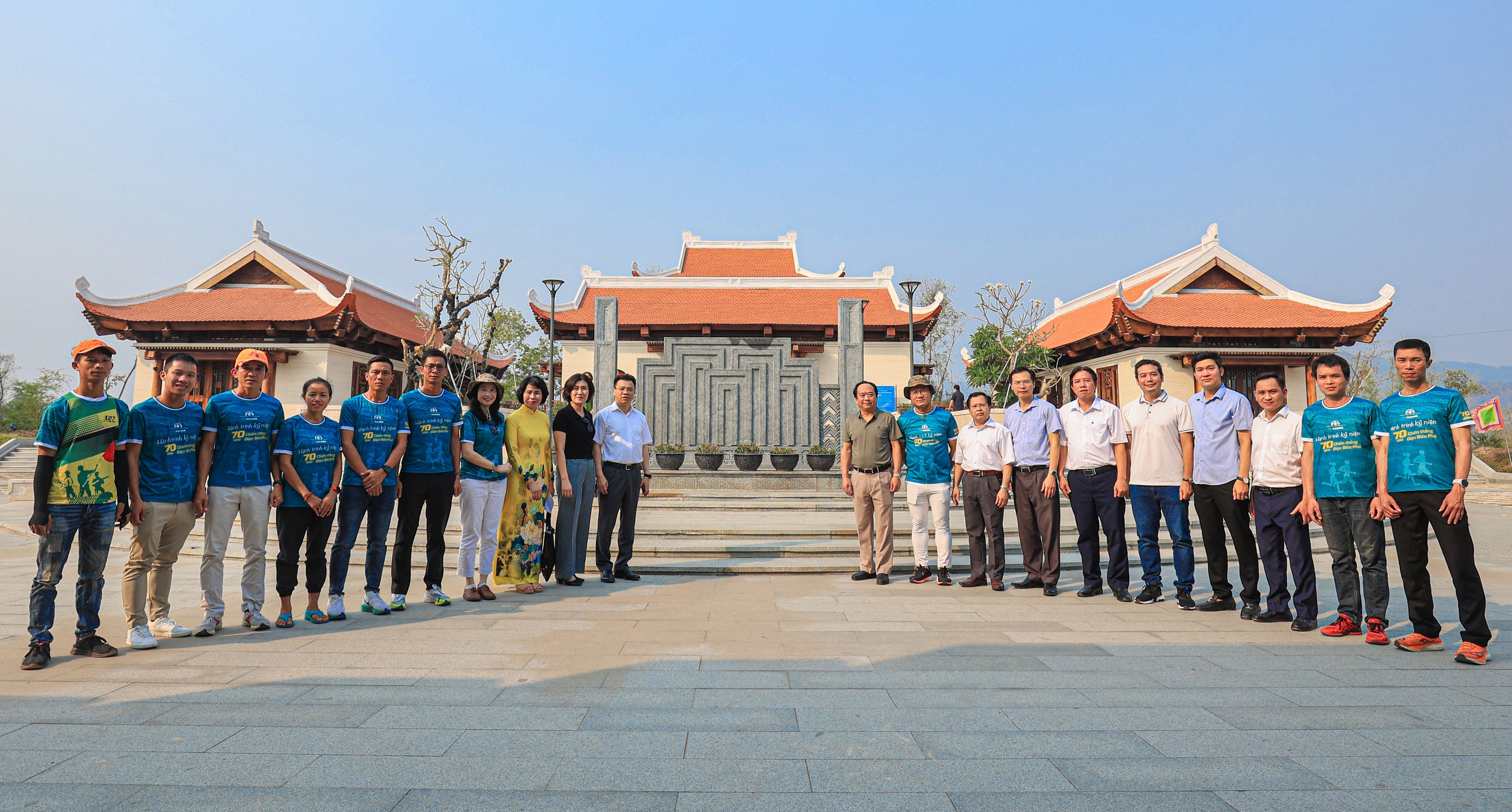 BTC Marathon vì ATGT dâng hương tưởng nhớ Đại tướng Võ Nguyên Giáp và anh hùng liệt sỹ- Ảnh 16.