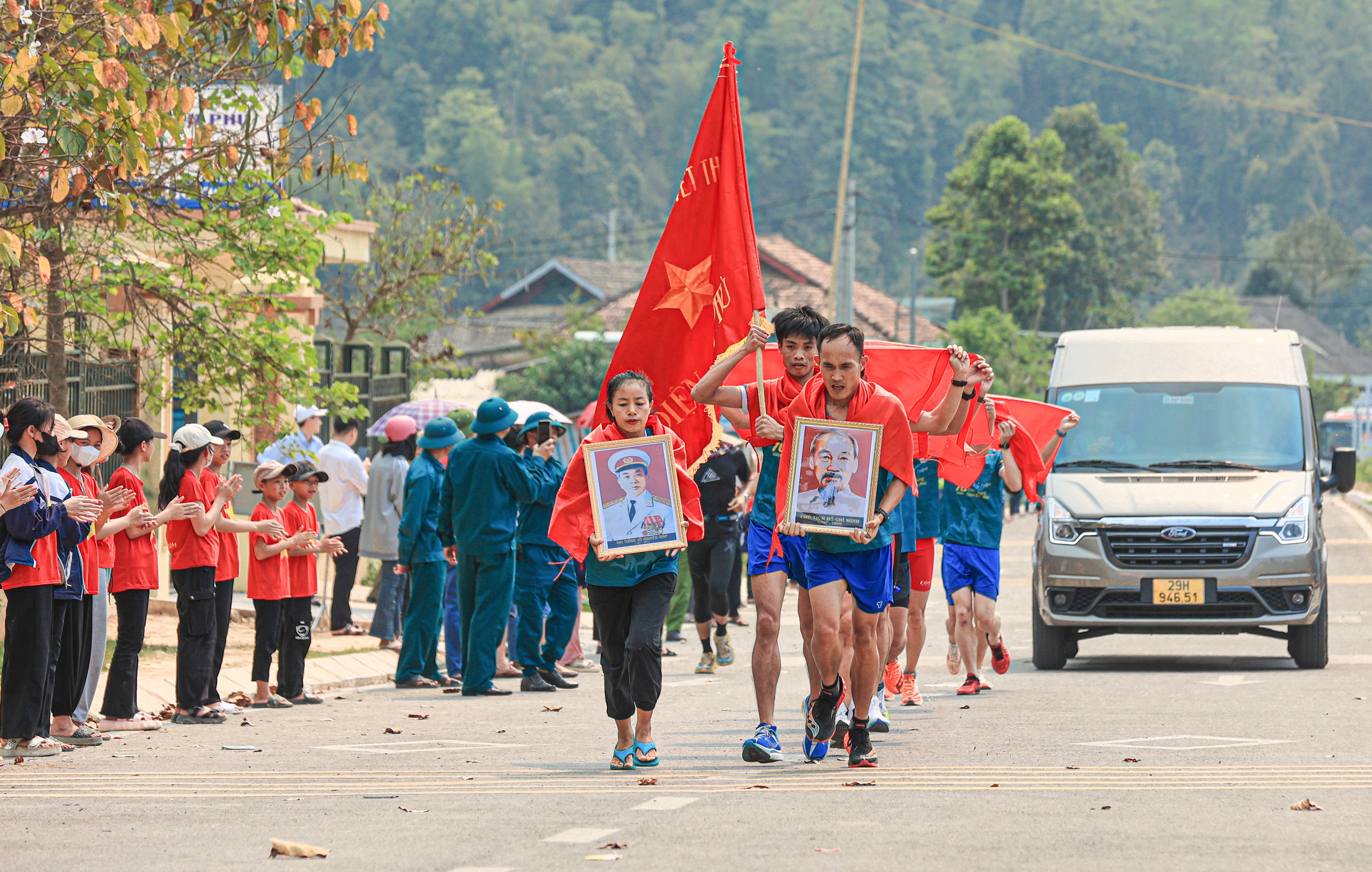 BTC Marathon vì ATGT dâng hương tưởng nhớ Đại tướng Võ Nguyên Giáp và anh hùng liệt sỹ- Ảnh 1.