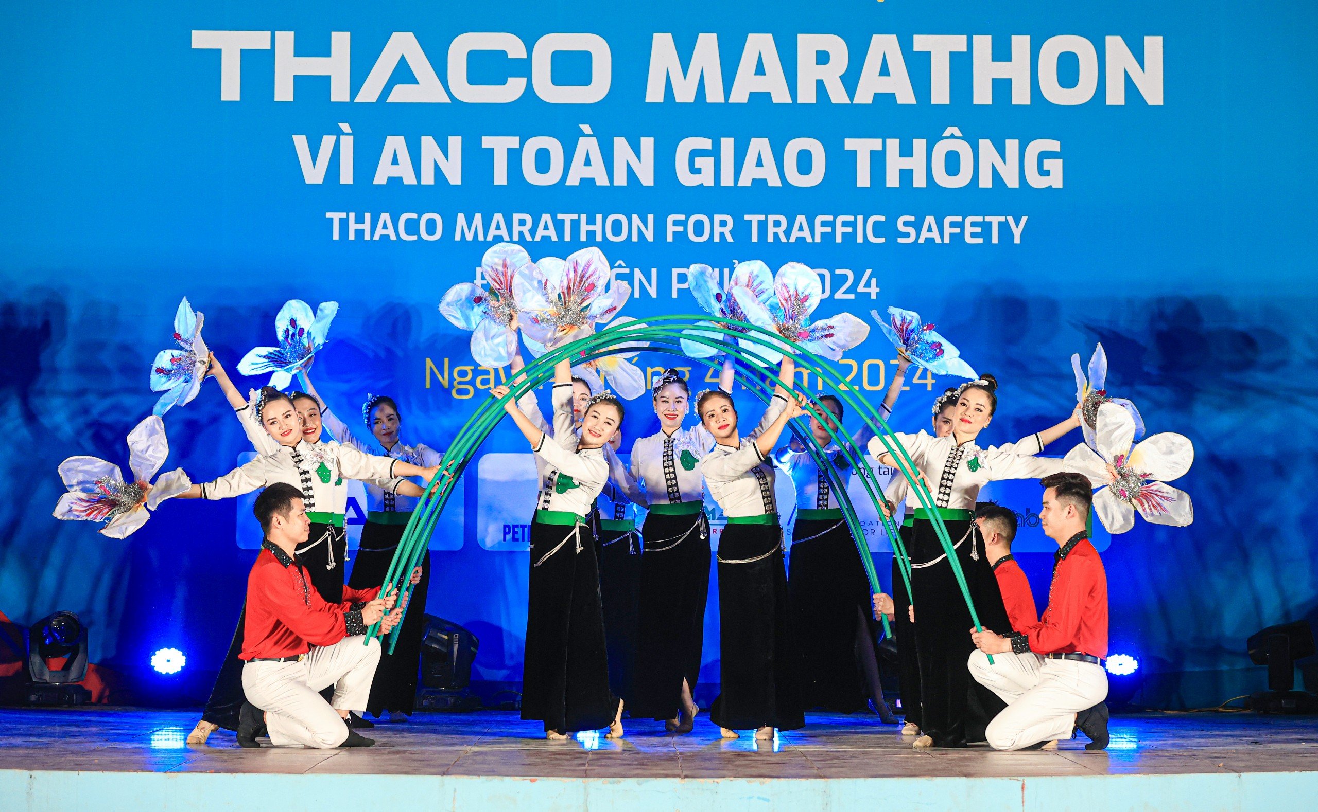 Lung linh sắc màu đêm nghệ thuật chào mừng Giải Marathon vì ATGT 2024- Ảnh 6.