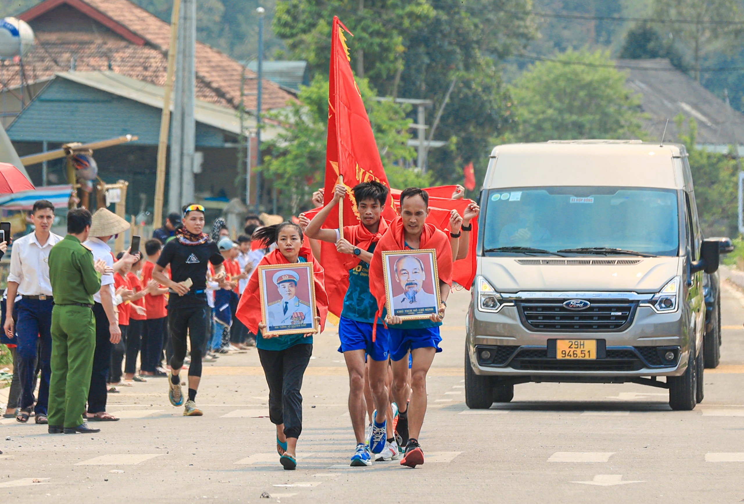Trực tiếp: Giải THACO Marathon vì ATGT - Điện Biên Phủ 2024 thành công rực rỡ- Ảnh 53.