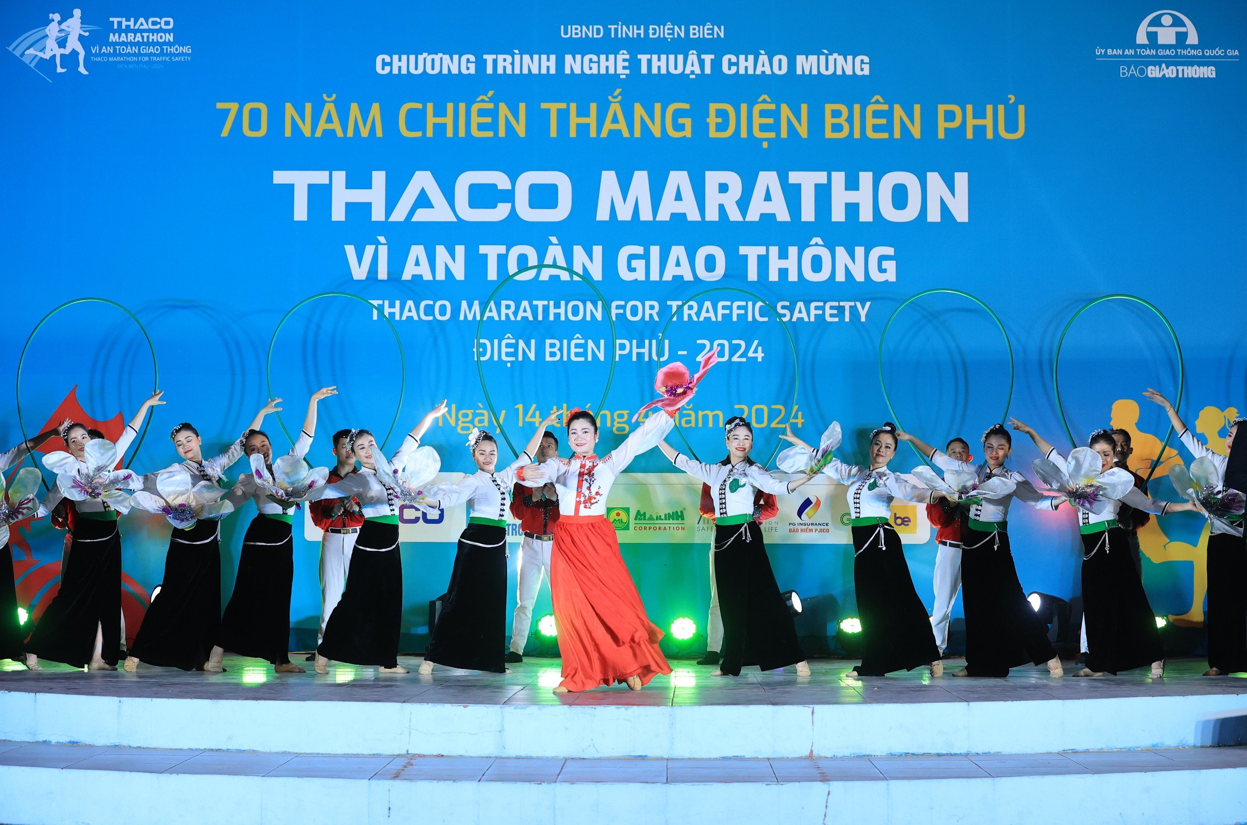 Lung linh sắc màu đêm nghệ thuật chào mừng Giải Marathon vì ATGT 2024- Ảnh 5.