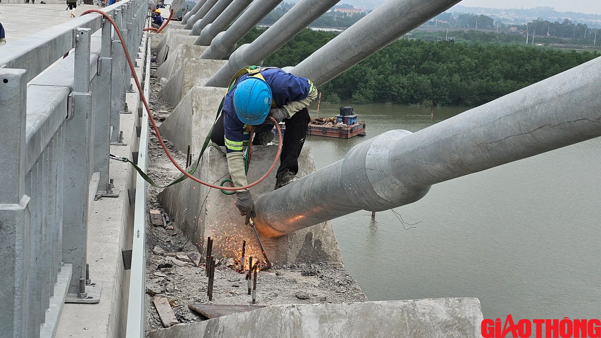 Dự án cầu Bến Rừng hối hả trước ngày về đích- Ảnh 4.