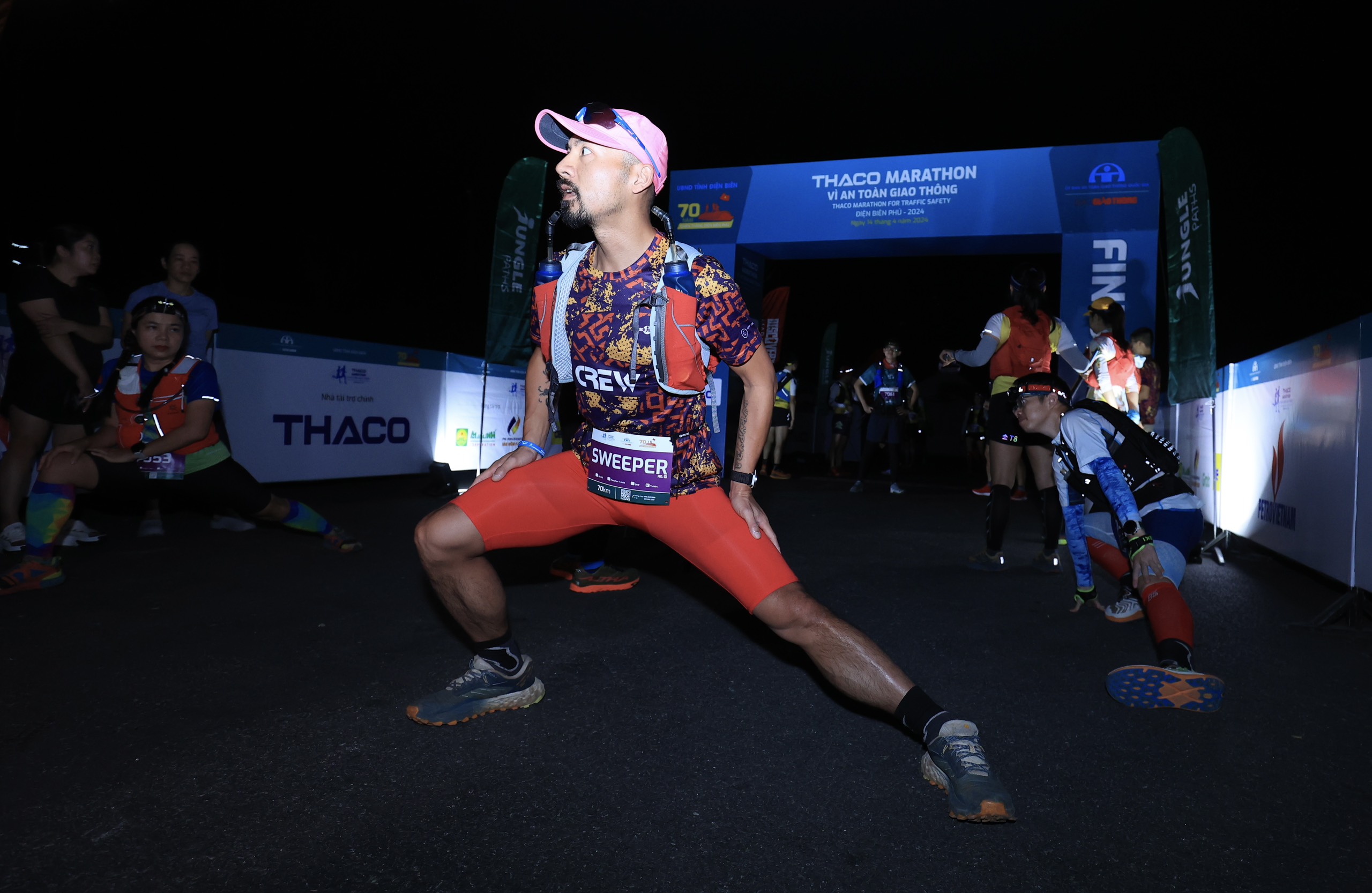 Trực tiếp: Giải THACO Marathon vì ATGT - Điện Biên Phủ 2024 thành công rực rỡ- Ảnh 52.