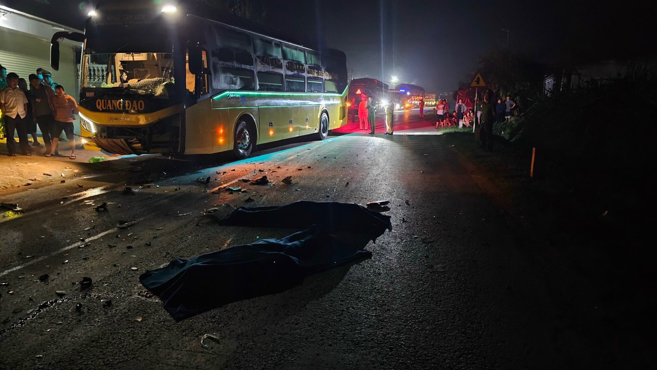 Va chạm giữa ô tô khách và xe máy ở Tuyên Quang, 2 người tử vong- Ảnh 1.