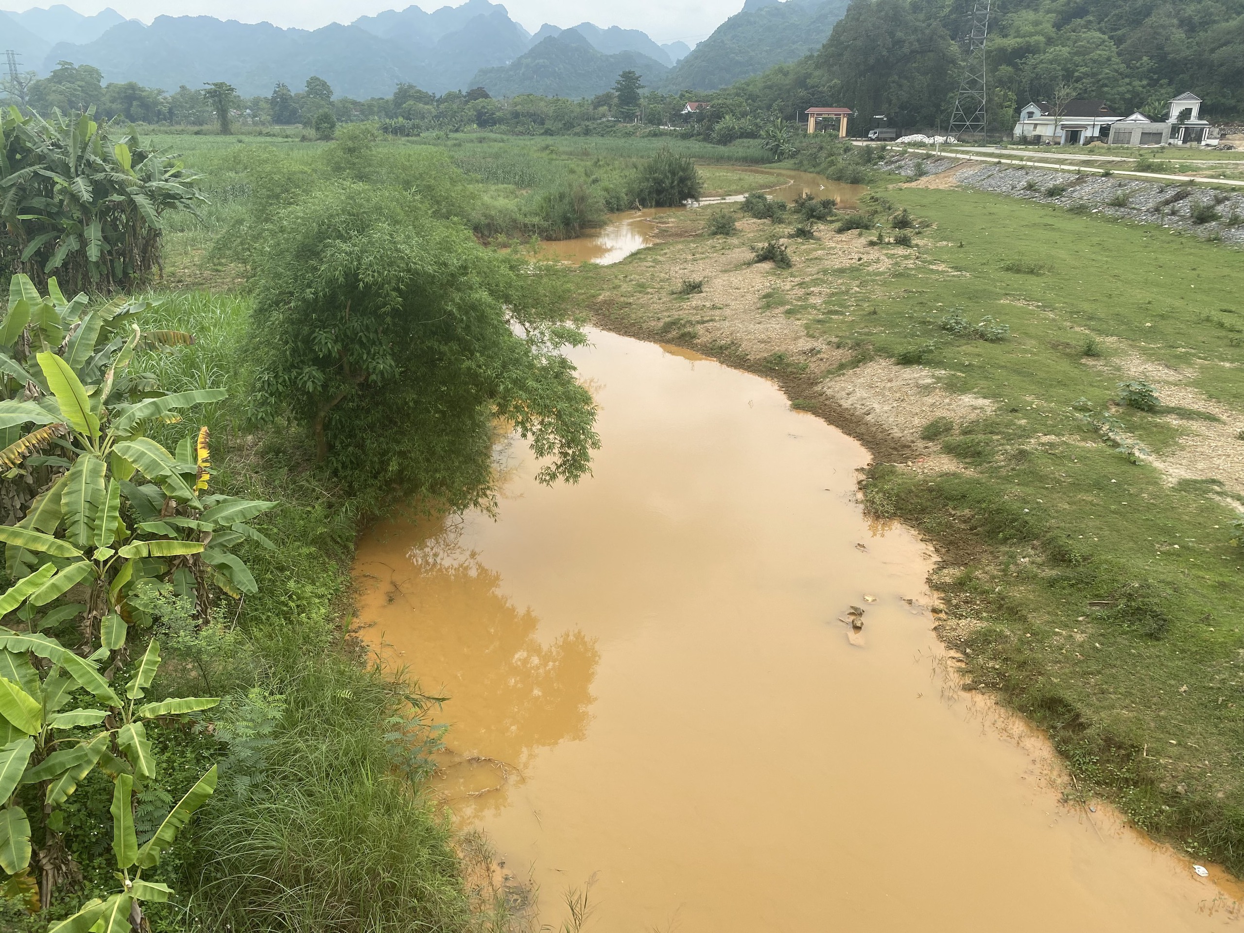 Nghệ An: Nước sông Nậm Tôn bất ngờ chuyển màu vàng đục- Ảnh 2.