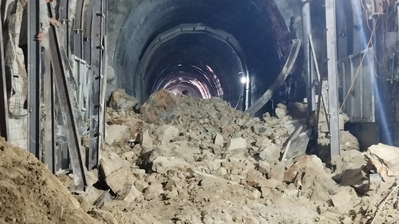 Tái phát sạt lở, xuất hiện lỗ lớn trên đỉnh hầm đường sắt- Ảnh 1.