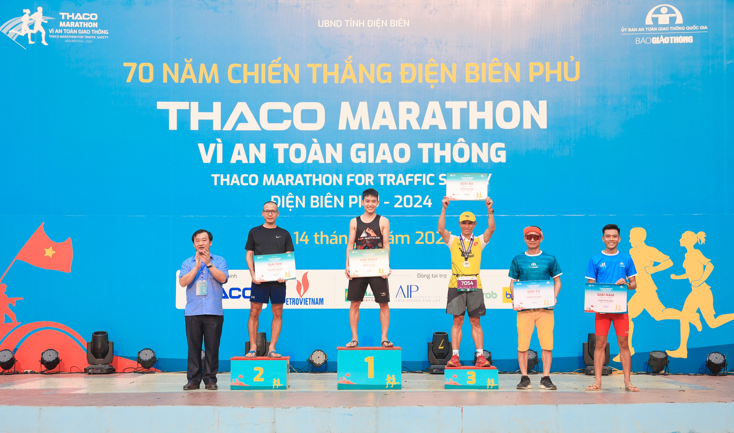 Những khoảnh khắc ấn tượng tại Giải THACO Marathon vì ATGT - Điện Biên Phủ 2024- Ảnh 25.