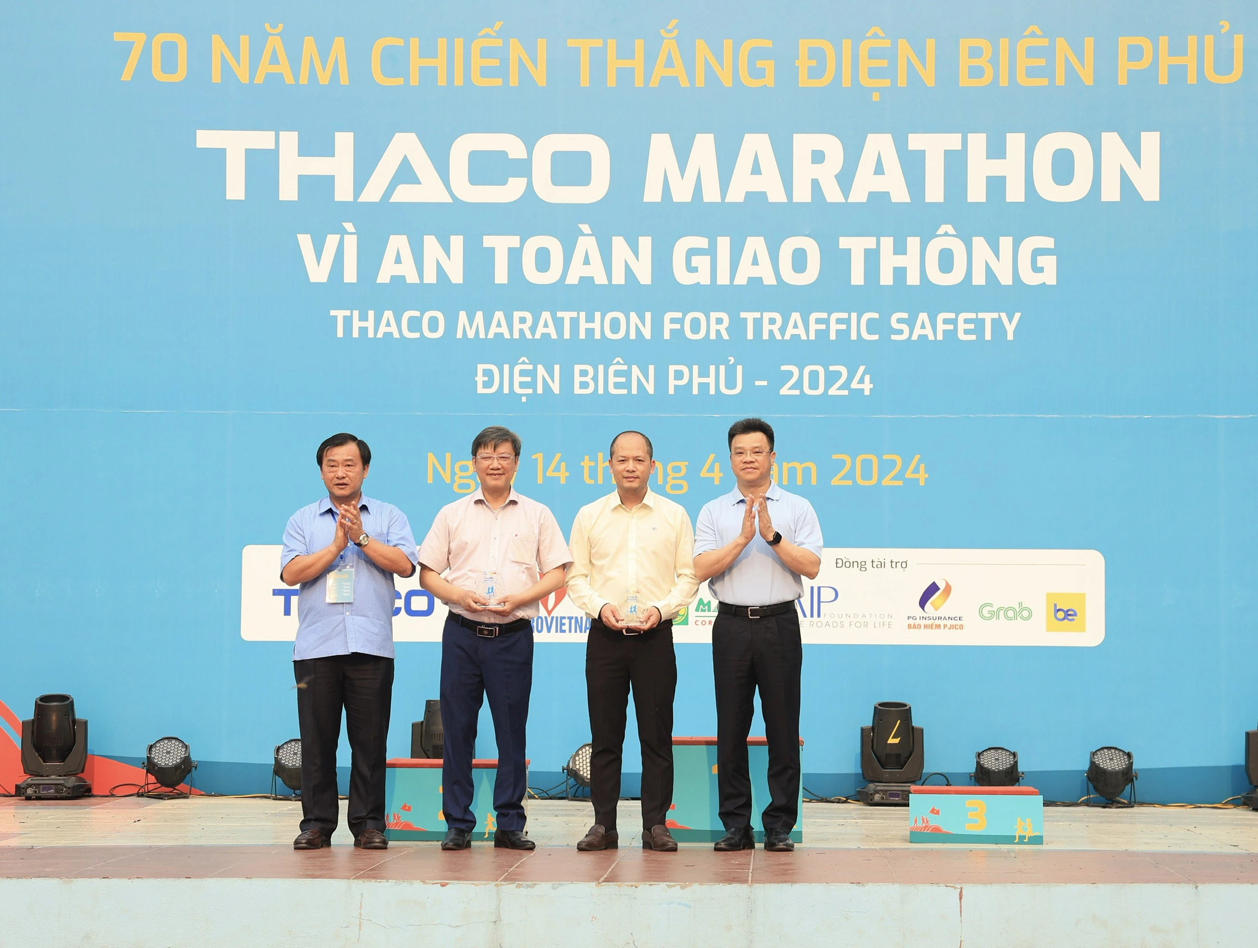 Trực tiếp: Giải THACO Marathon vì ATGT - Điện Biên Phủ 2024 thành công rực rỡ- Ảnh 15.