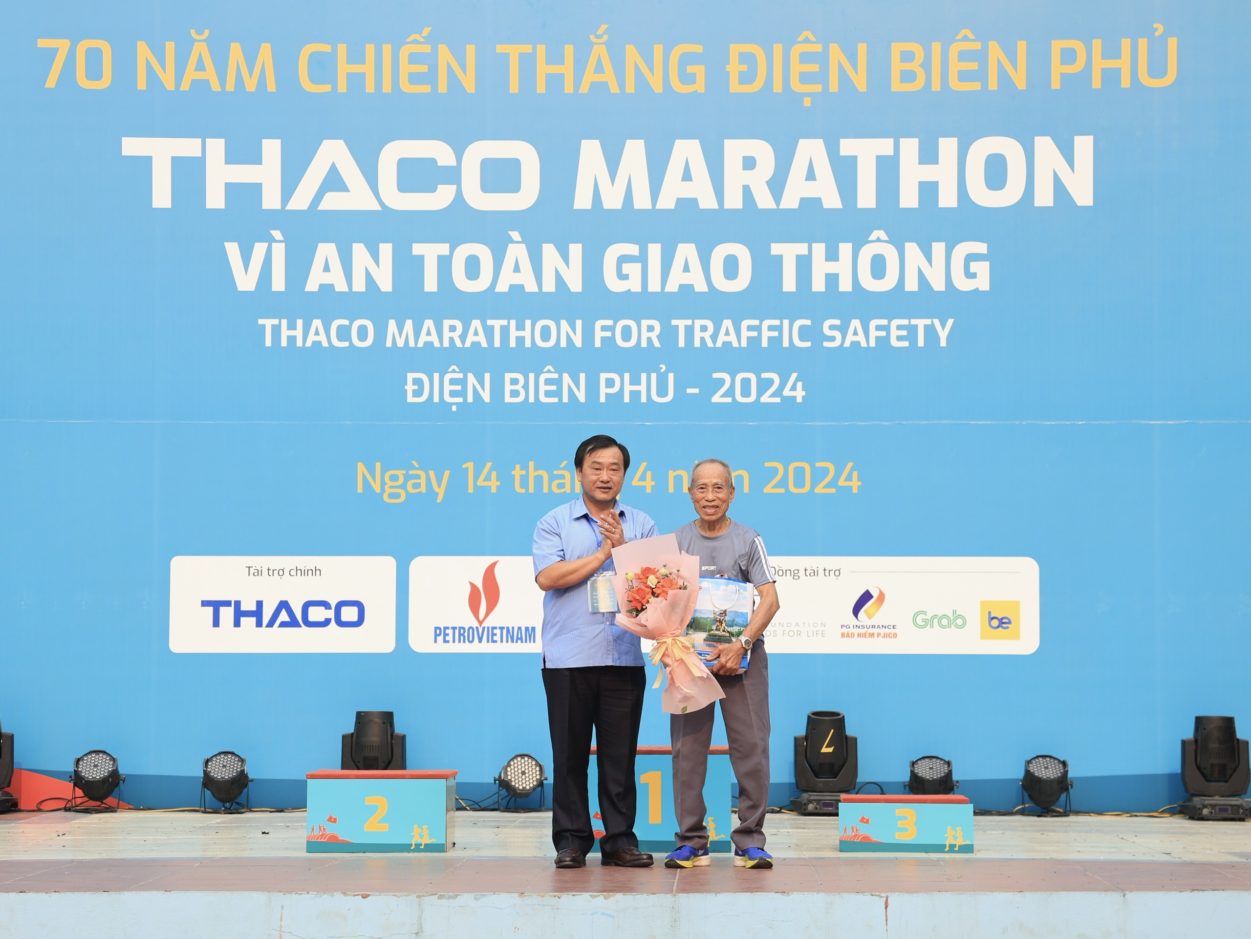 Trực tiếp: Giải THACO Marathon vì ATGT - Điện Biên Phủ 2024 thành công rực rỡ- Ảnh 13.