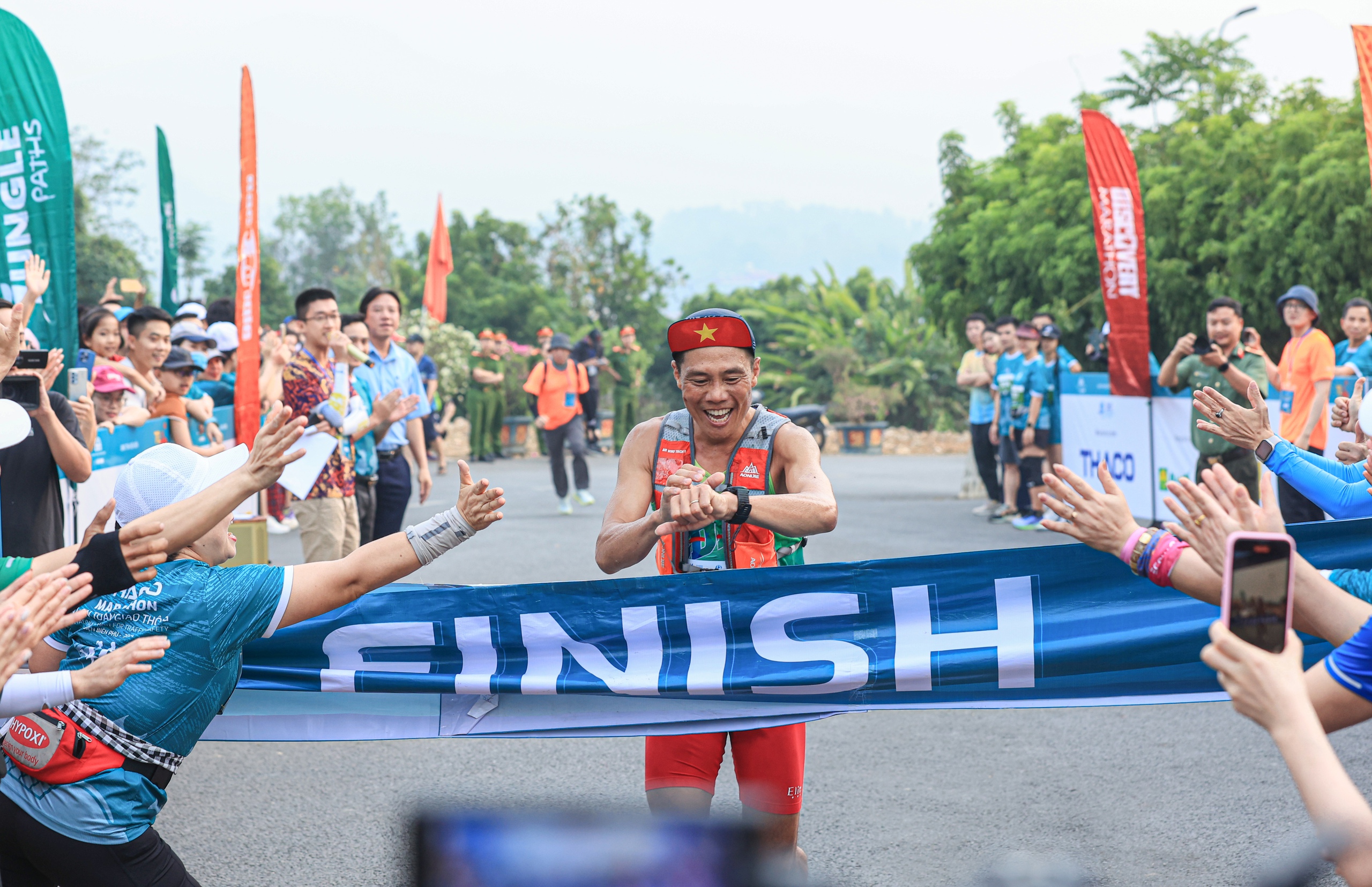 Những khoảnh khắc ấn tượng tại Giải THACO Marathon vì ATGT - Điện Biên Phủ 2024- Ảnh 16.