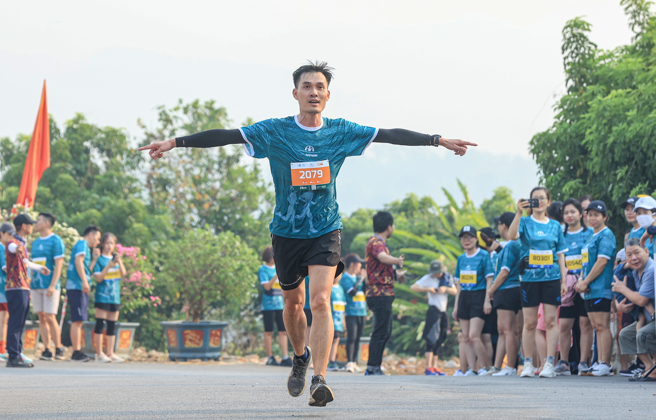 Những khoảnh khắc ấn tượng tại Giải THACO Marathon vì ATGT - Điện Biên Phủ 2024- Ảnh 21.