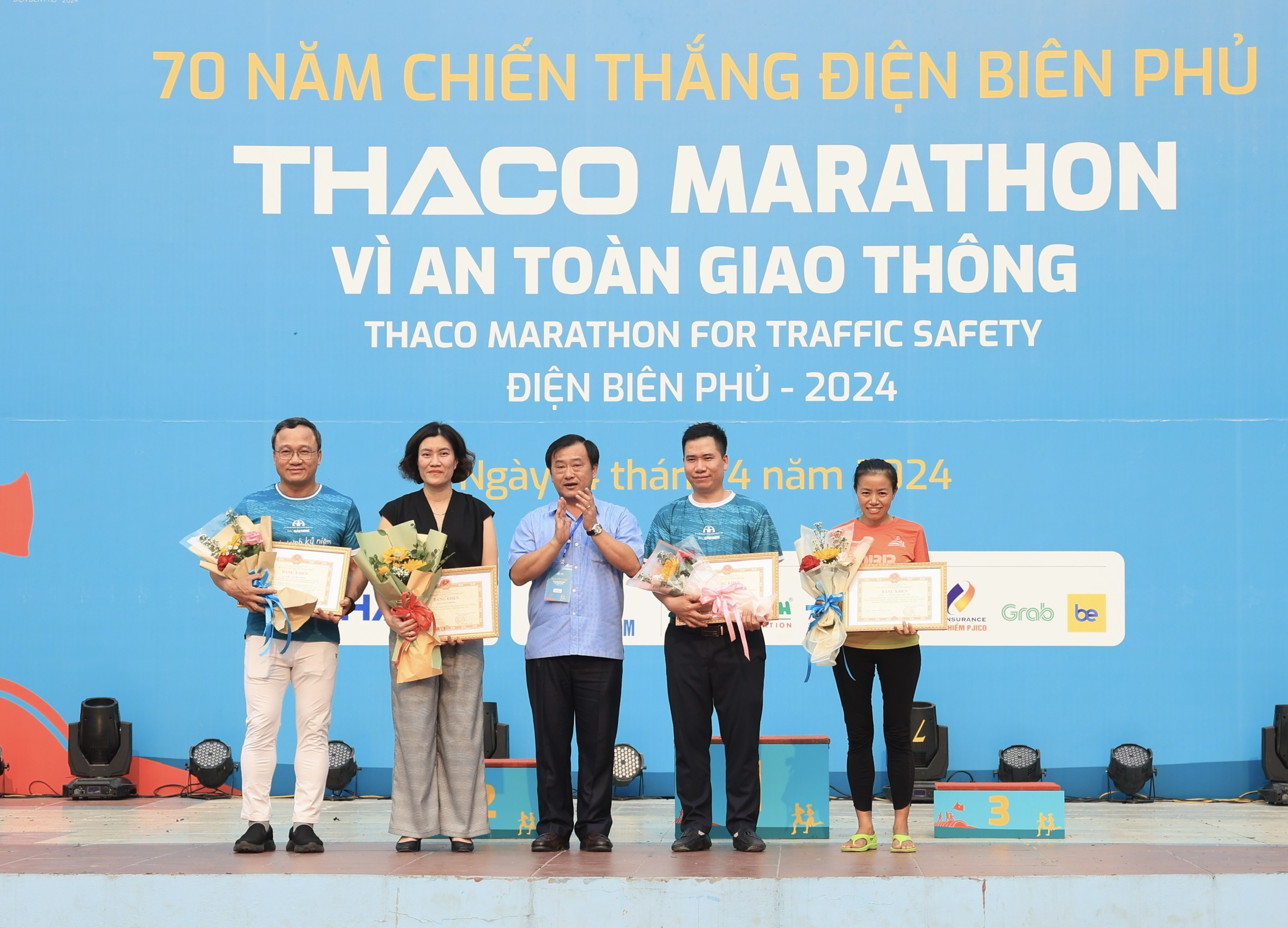 Trực tiếp: Giải THACO Marathon vì ATGT - Điện Biên Phủ 2024 thành công rực rỡ- Ảnh 14.
