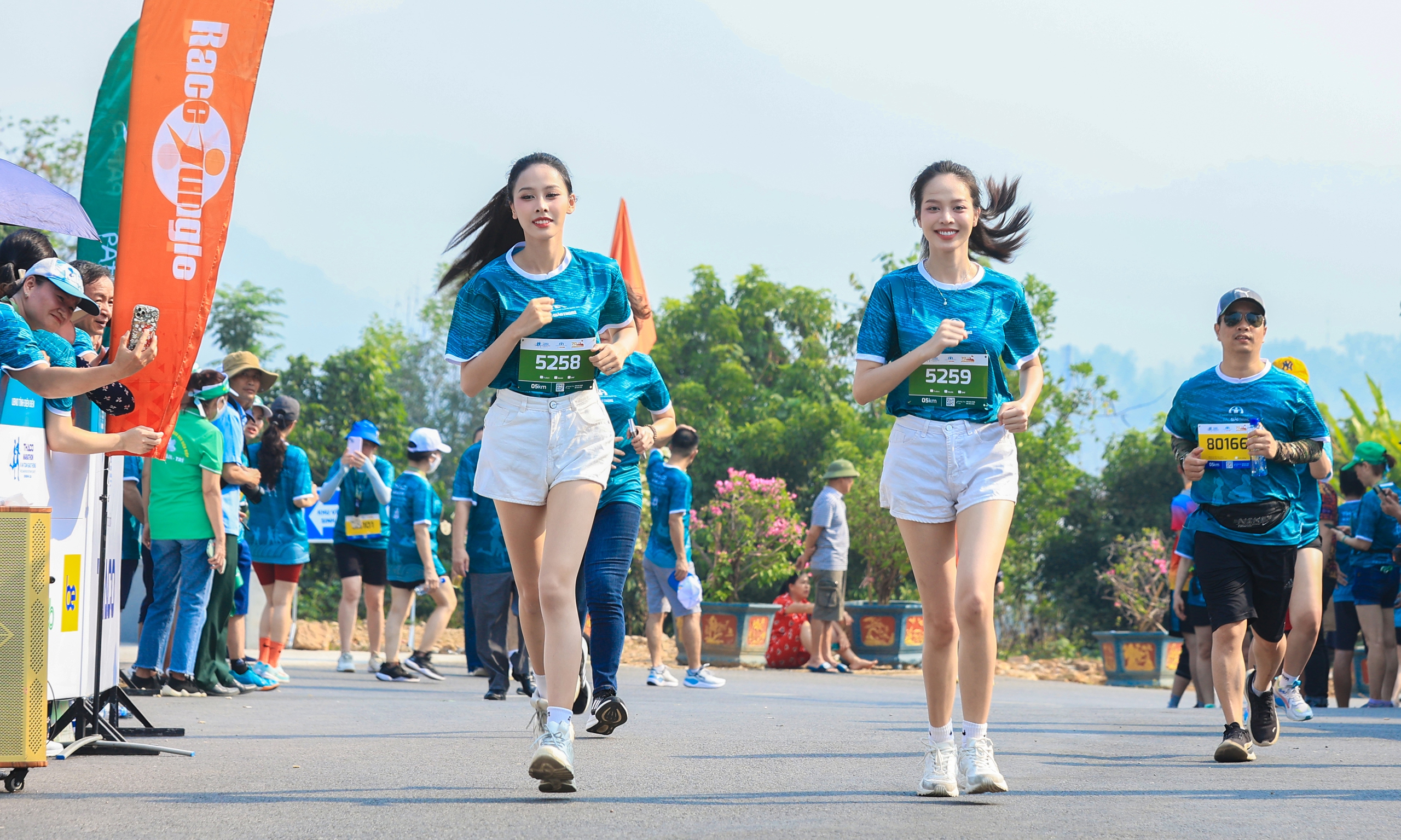Những khoảnh khắc ấn tượng tại Giải THACO Marathon vì ATGT - Điện Biên Phủ 2024- Ảnh 17.