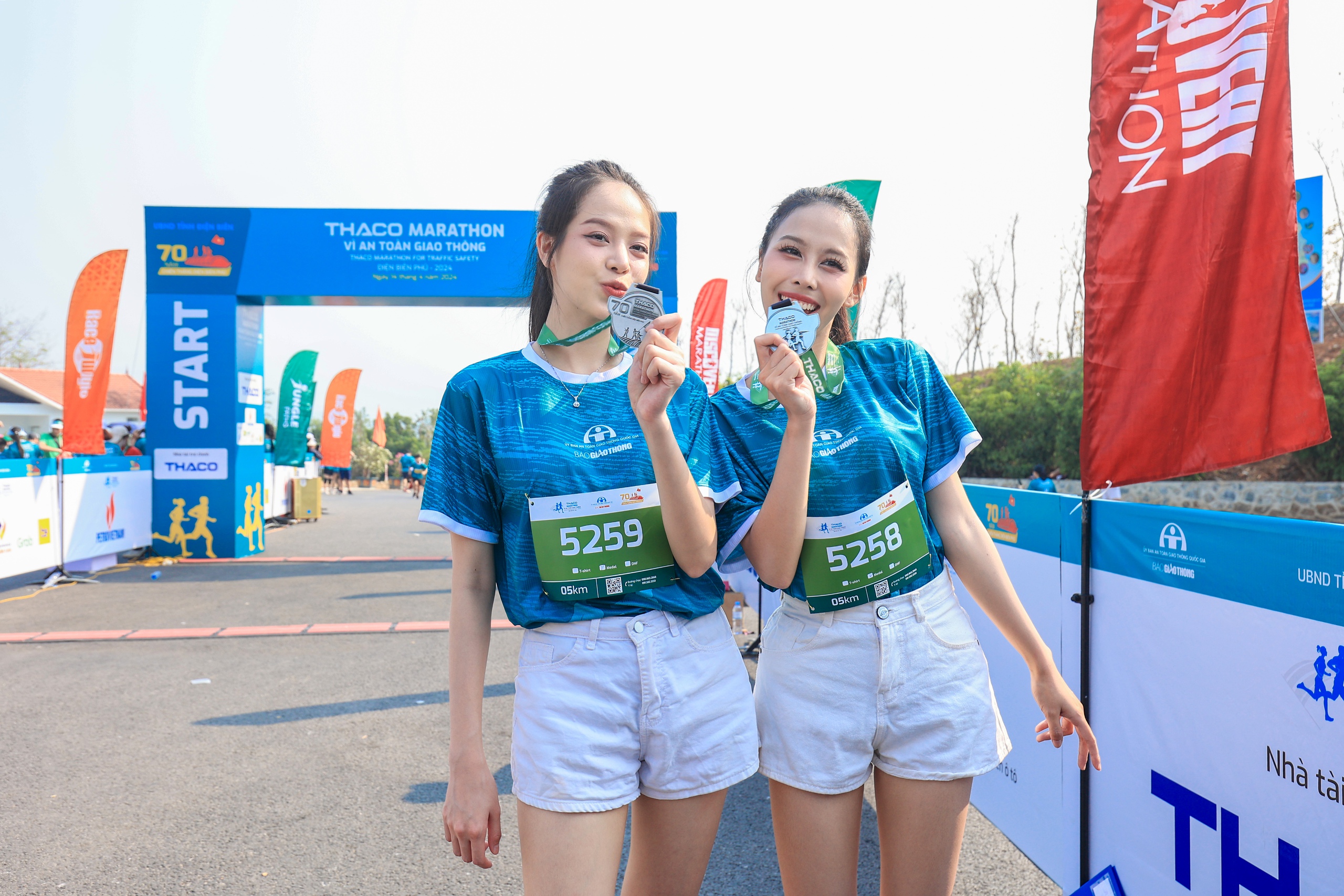Những khoảnh khắc ấn tượng tại Giải THACO Marathon vì ATGT - Điện Biên Phủ 2024- Ảnh 18.