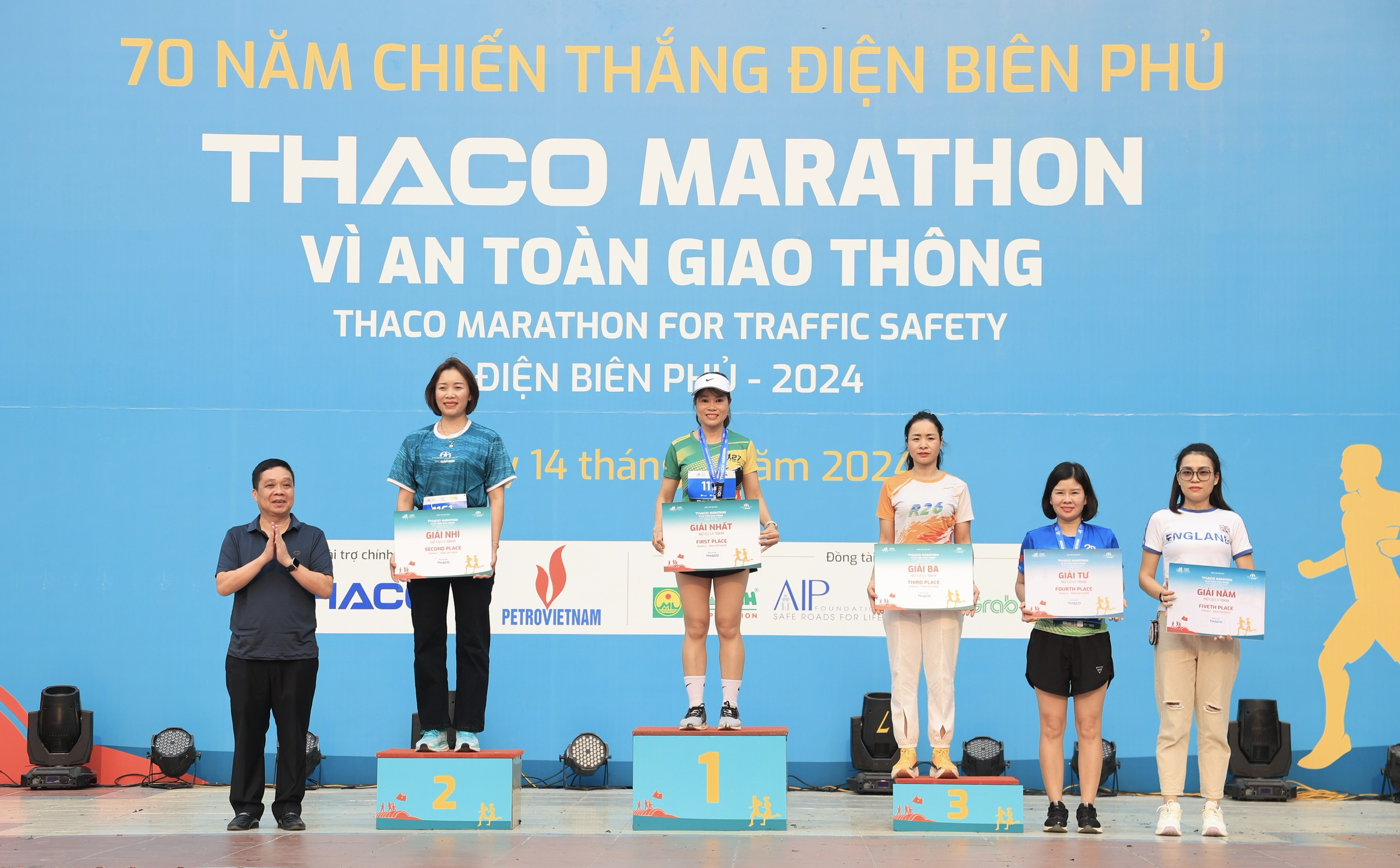 Trực tiếp: Giải THACO Marathon vì ATGT - Điện Biên Phủ 2024 thành công rực rỡ- Ảnh 10.