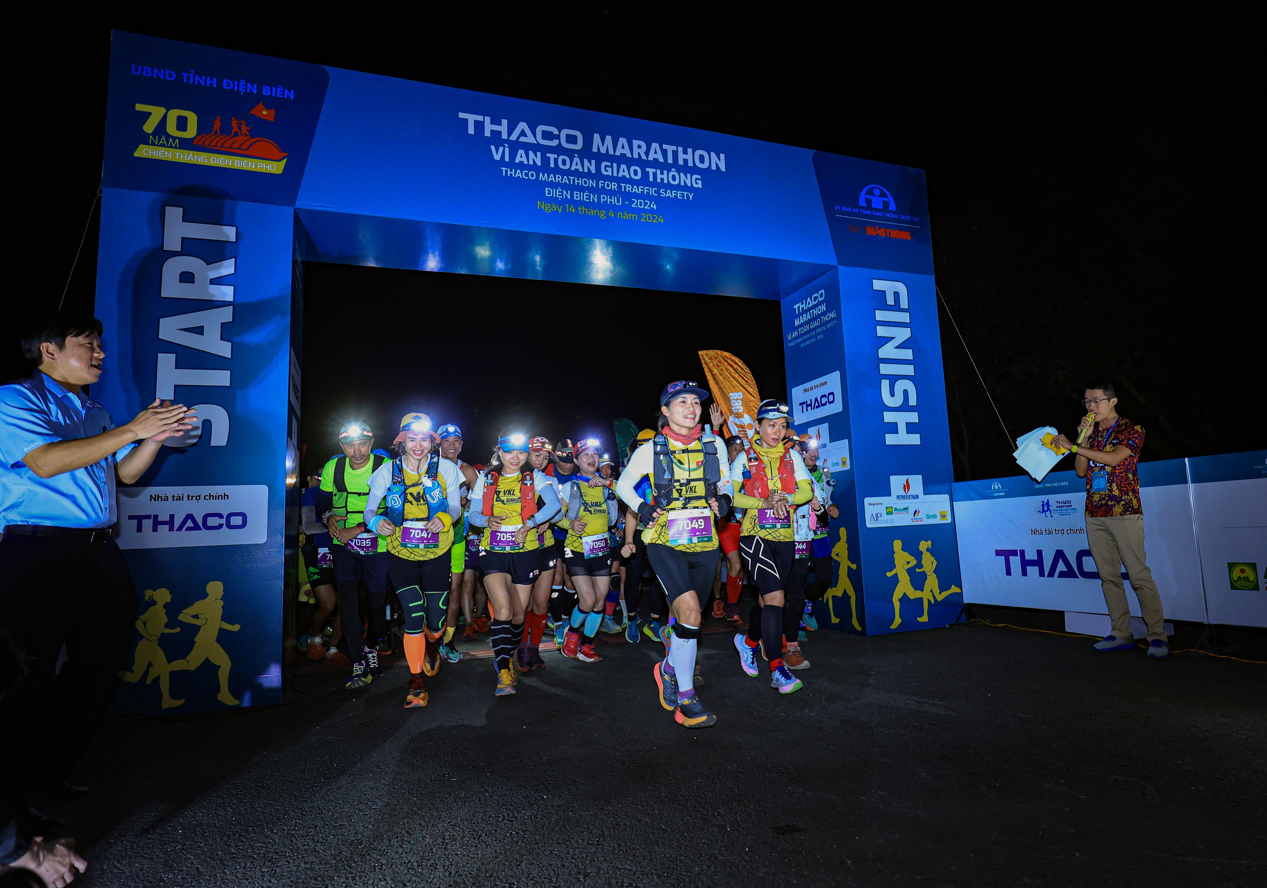 Những khoảnh khắc ấn tượng tại Giải THACO Marathon vì ATGT - Điện Biên Phủ 2024- Ảnh 1.