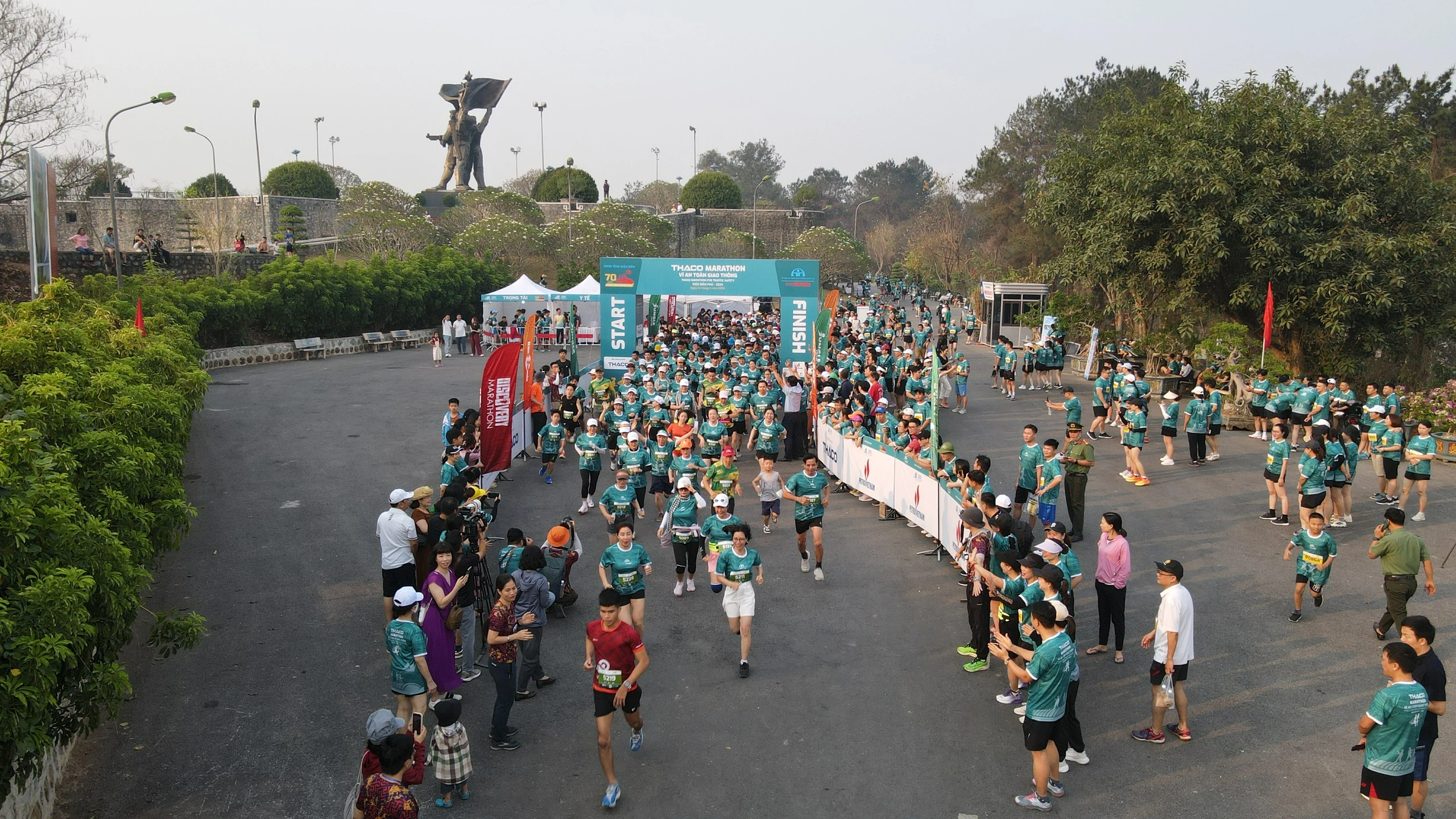 Trực tiếp: Giải THACO Marathon vì ATGT - Điện Biên Phủ 2024 thành công rực rỡ- Ảnh 36.